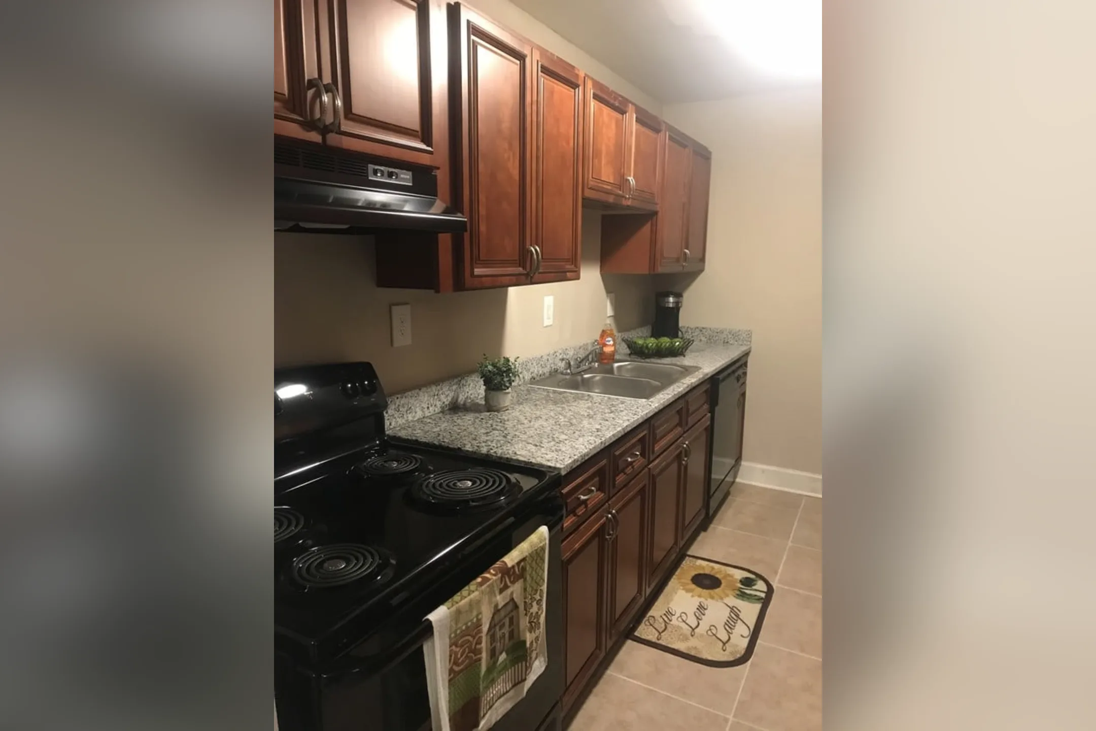 Kitchen - Eagle Trace Apartment Homes - Greenville, SC