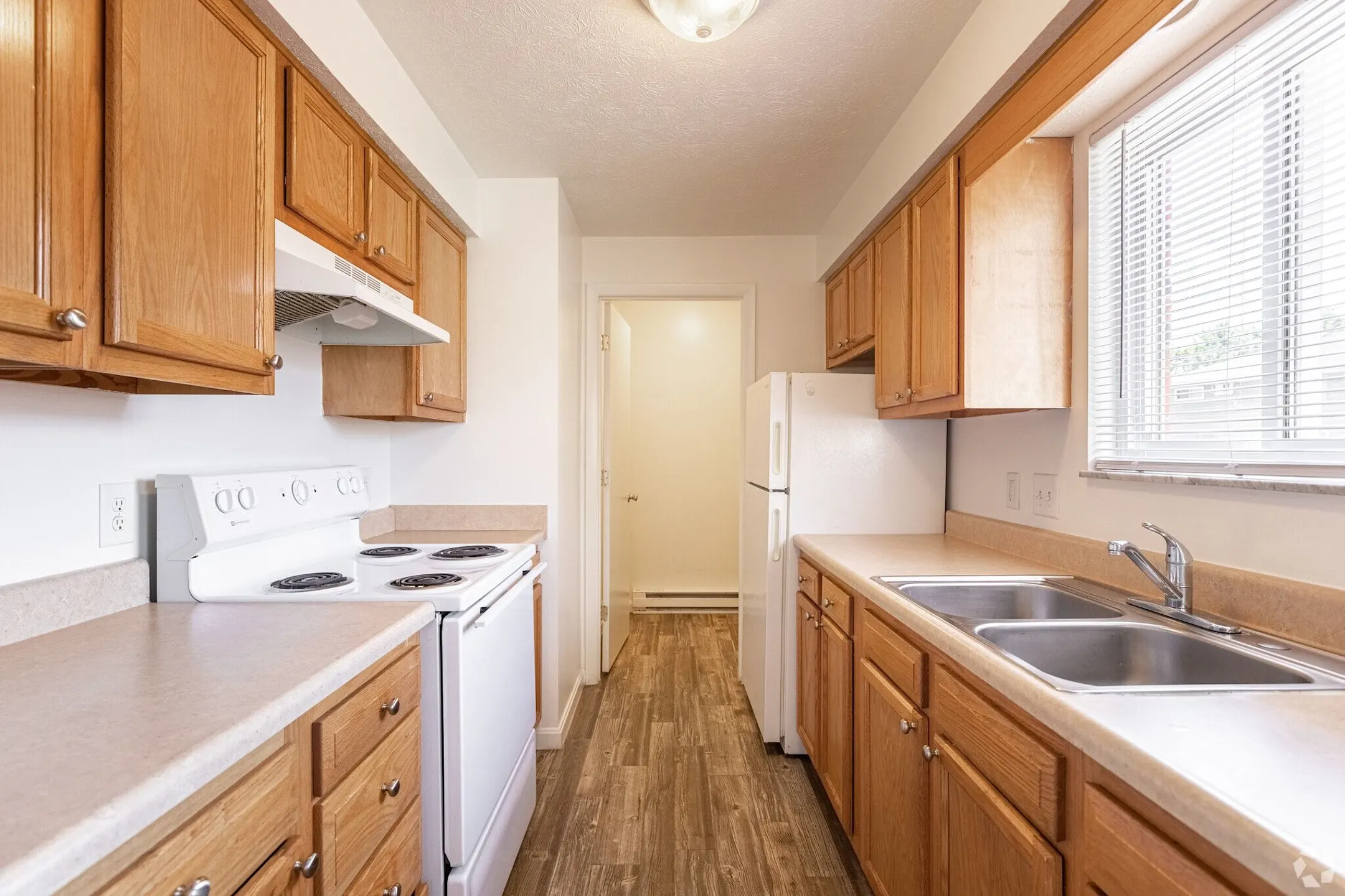 Kitchen - Broadmoor Apartments - Dayton, OH