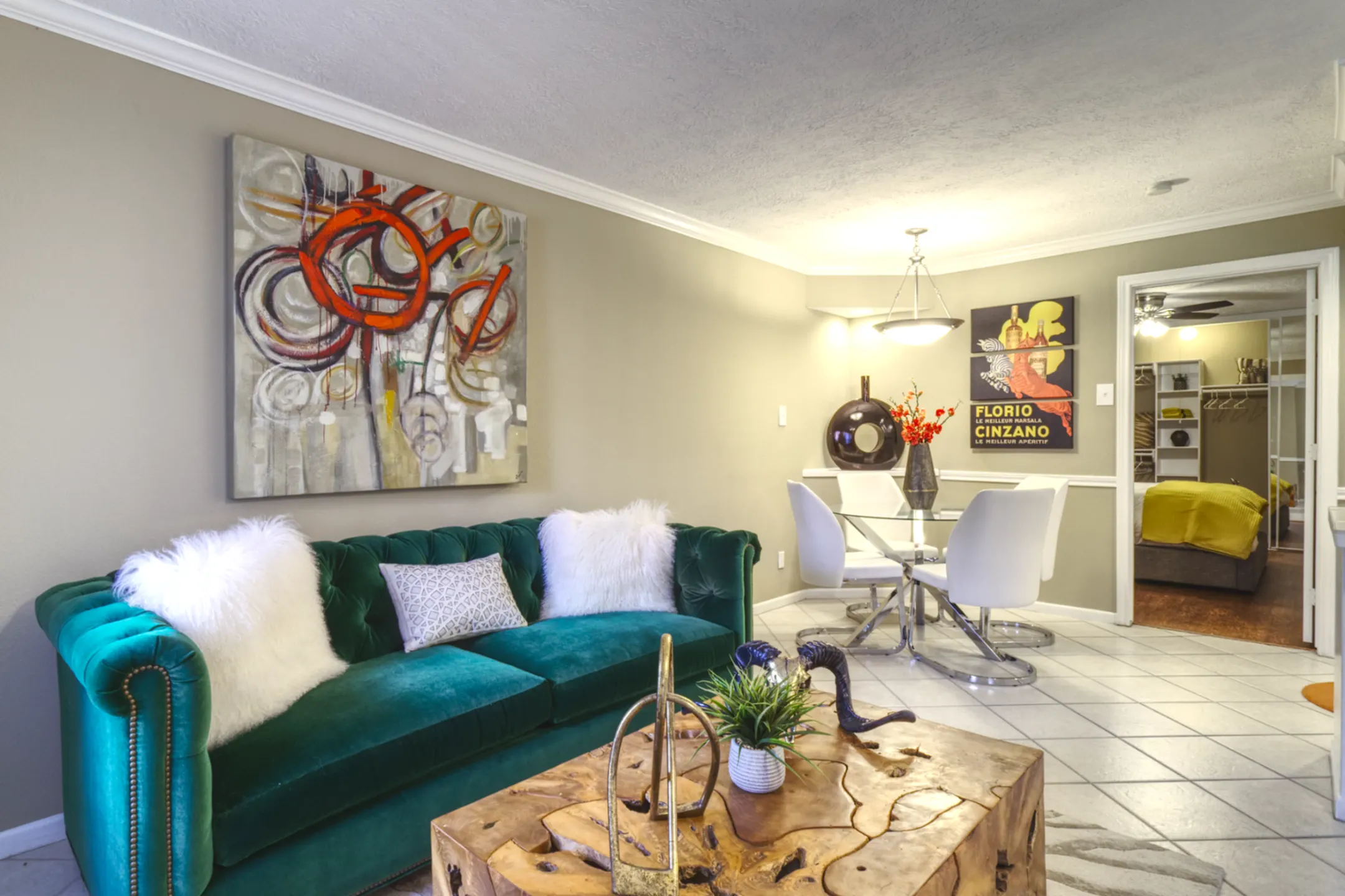 Living Room - Galleria Oaks Apartments - Houston, TX