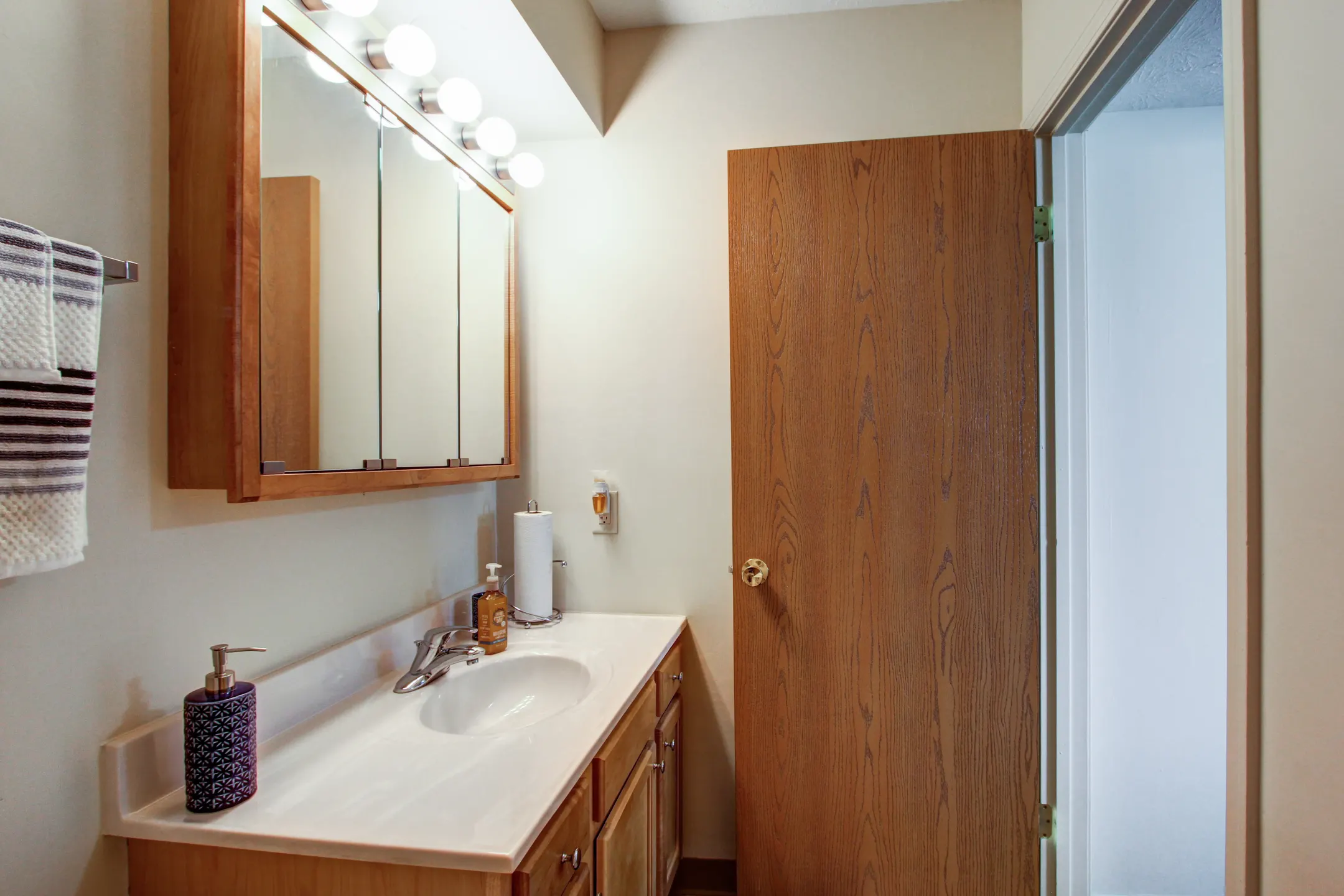 Bathroom - Cambridge Square Apartments - Youngstown, OH