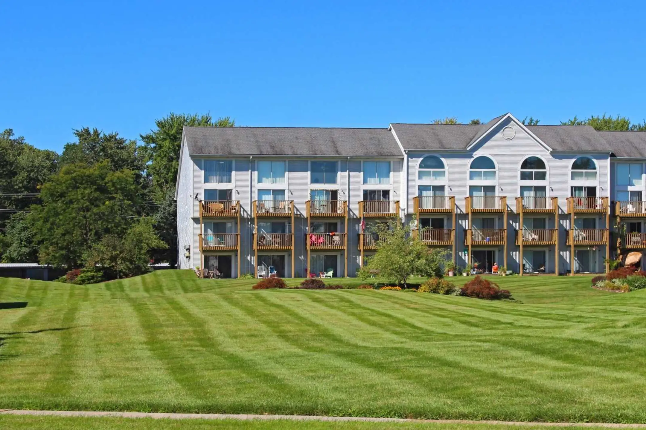Harbor Cove Apartments and Beach Club - Whitmore Lake, MI