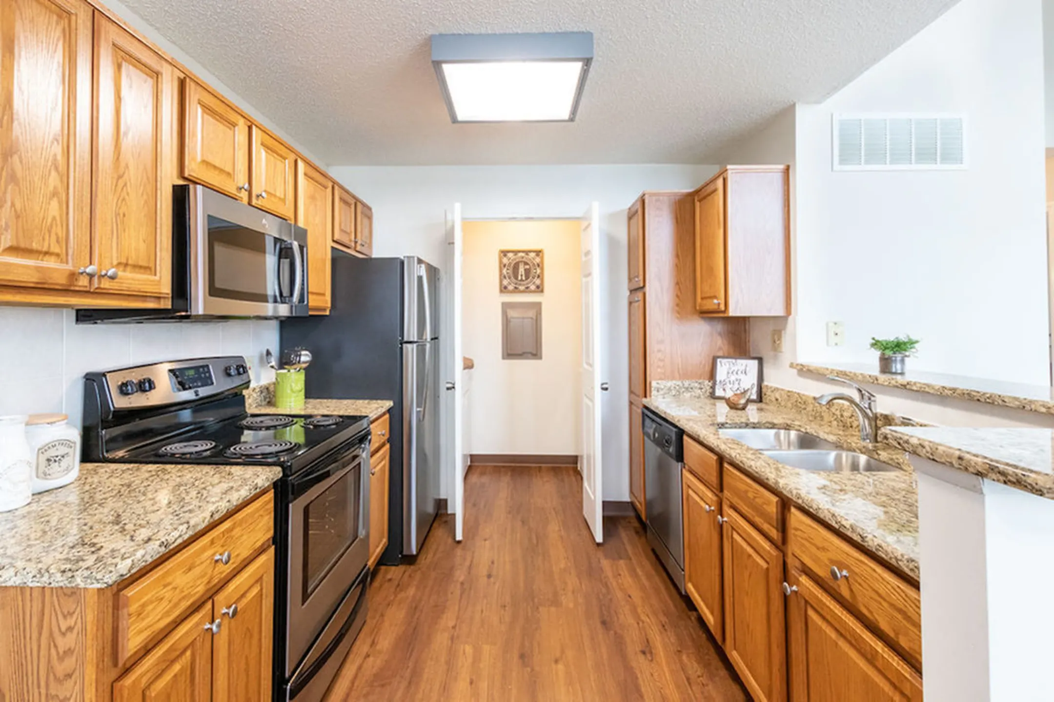 Kitchen - Windsong Place Apartments - Williamsville, NY
