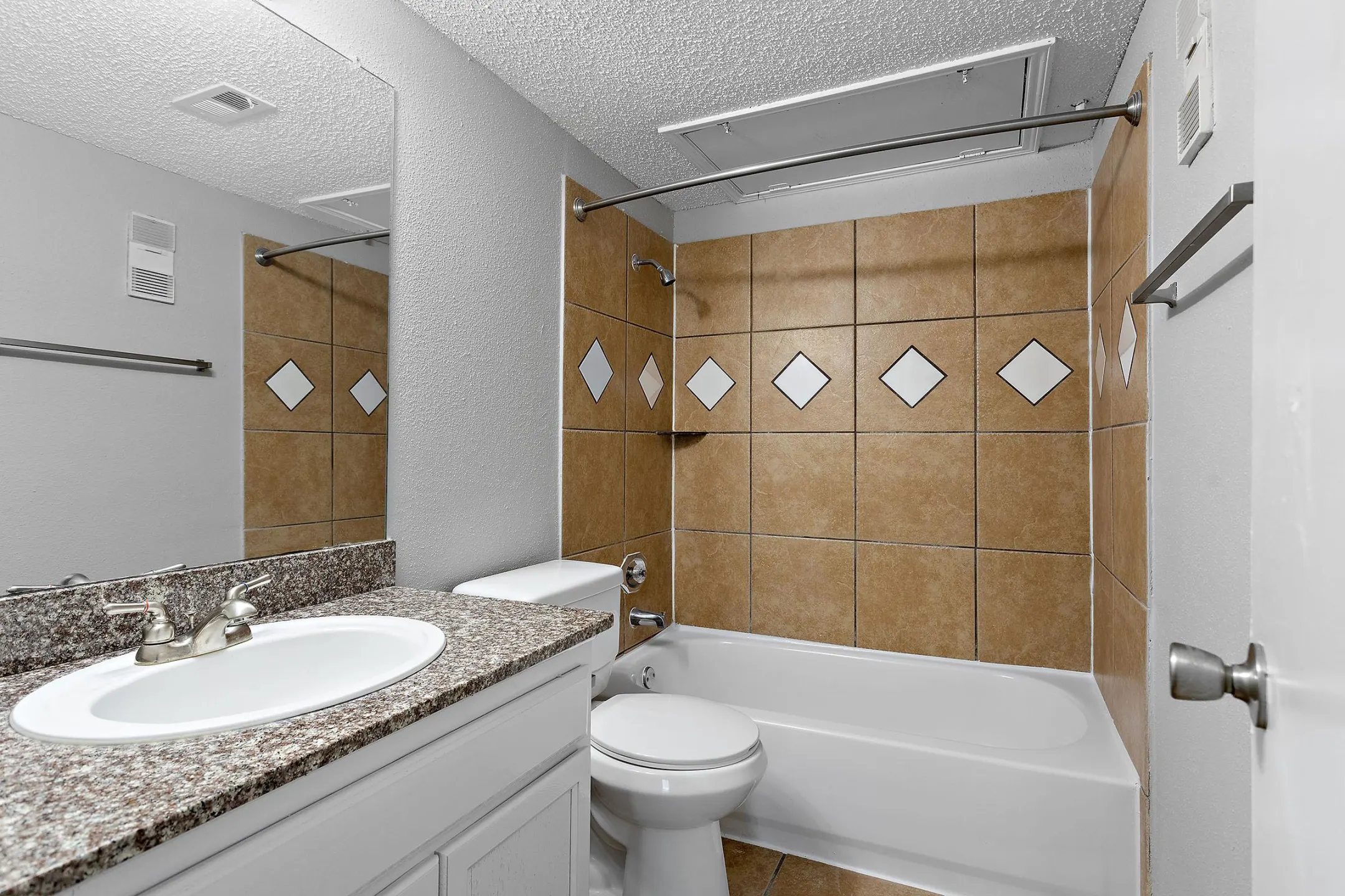 Bathroom - Vista Arbor Square - Houston, TX