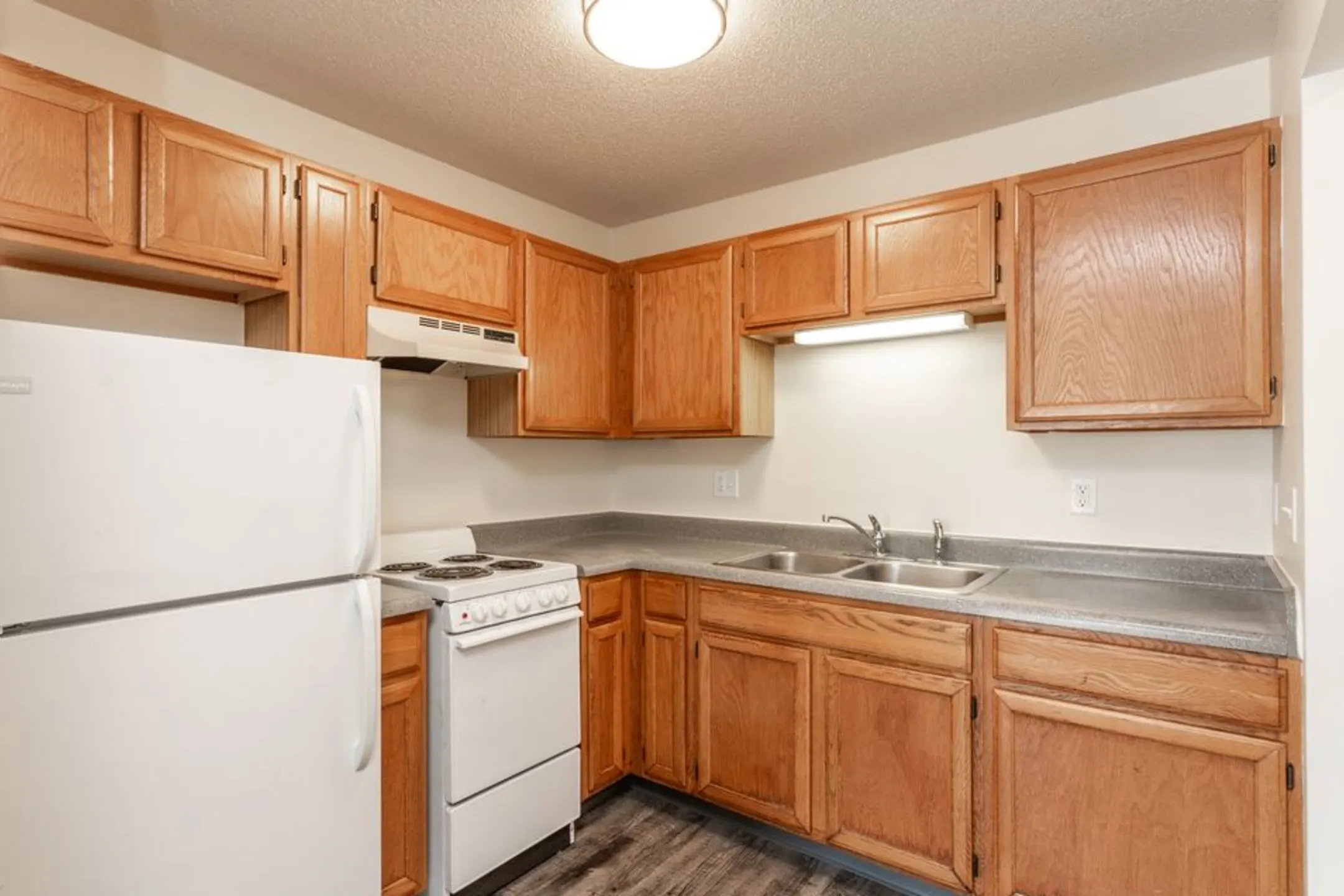Kitchen - Old Main Apartments - Des Moines, IA