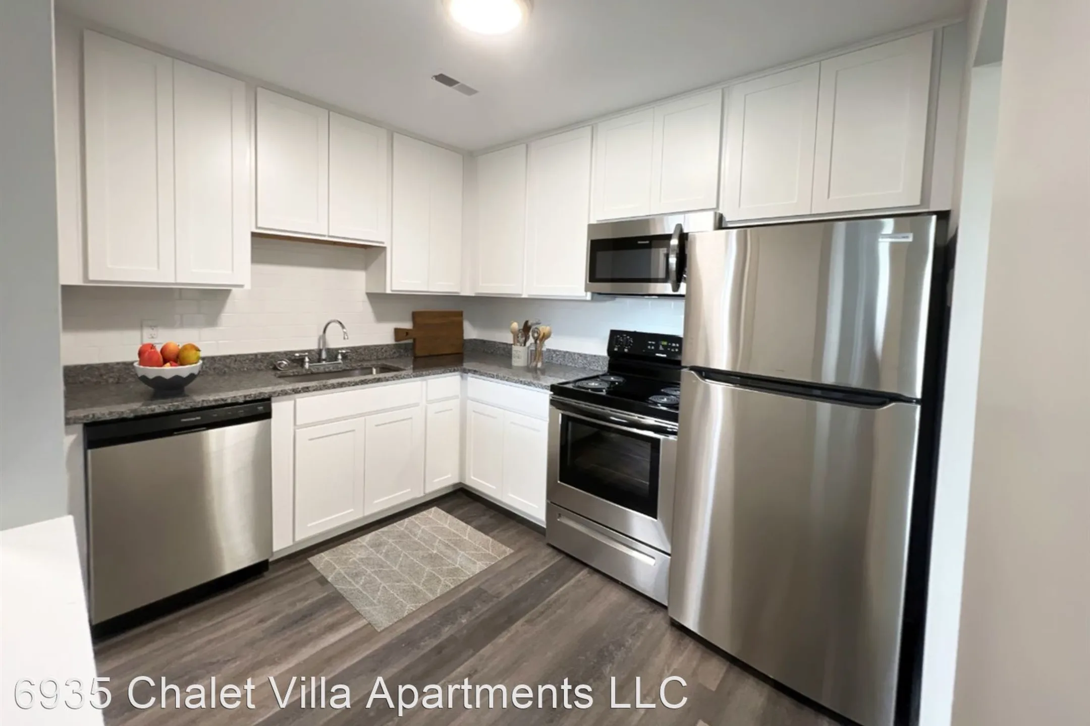 Kitchen - Chalet Villa Apartments - Clarkston, MI