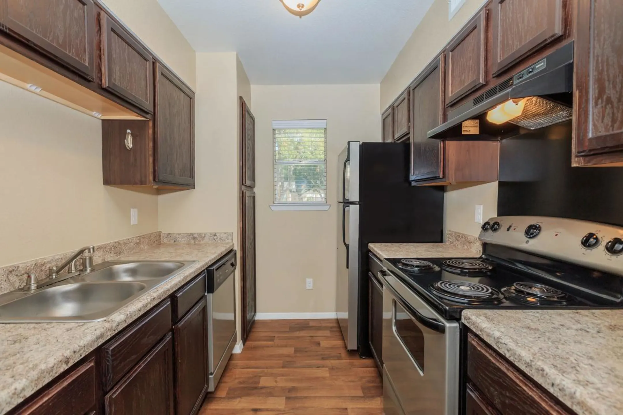 Kitchen - Waterford Glen - Wichita Falls, TX