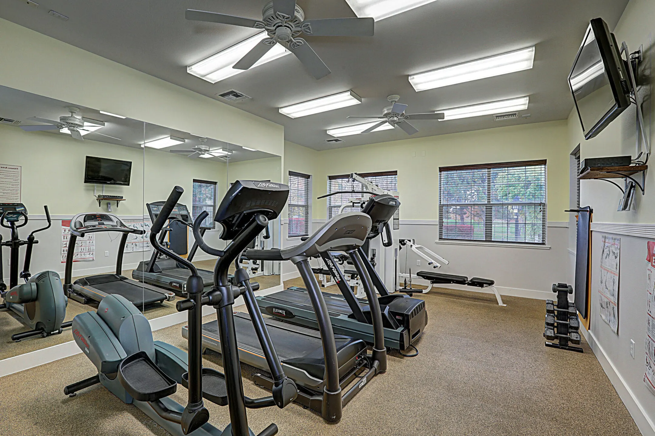 Fitness Weight Room - La Serena At Hansen Park - Kennewick, WA