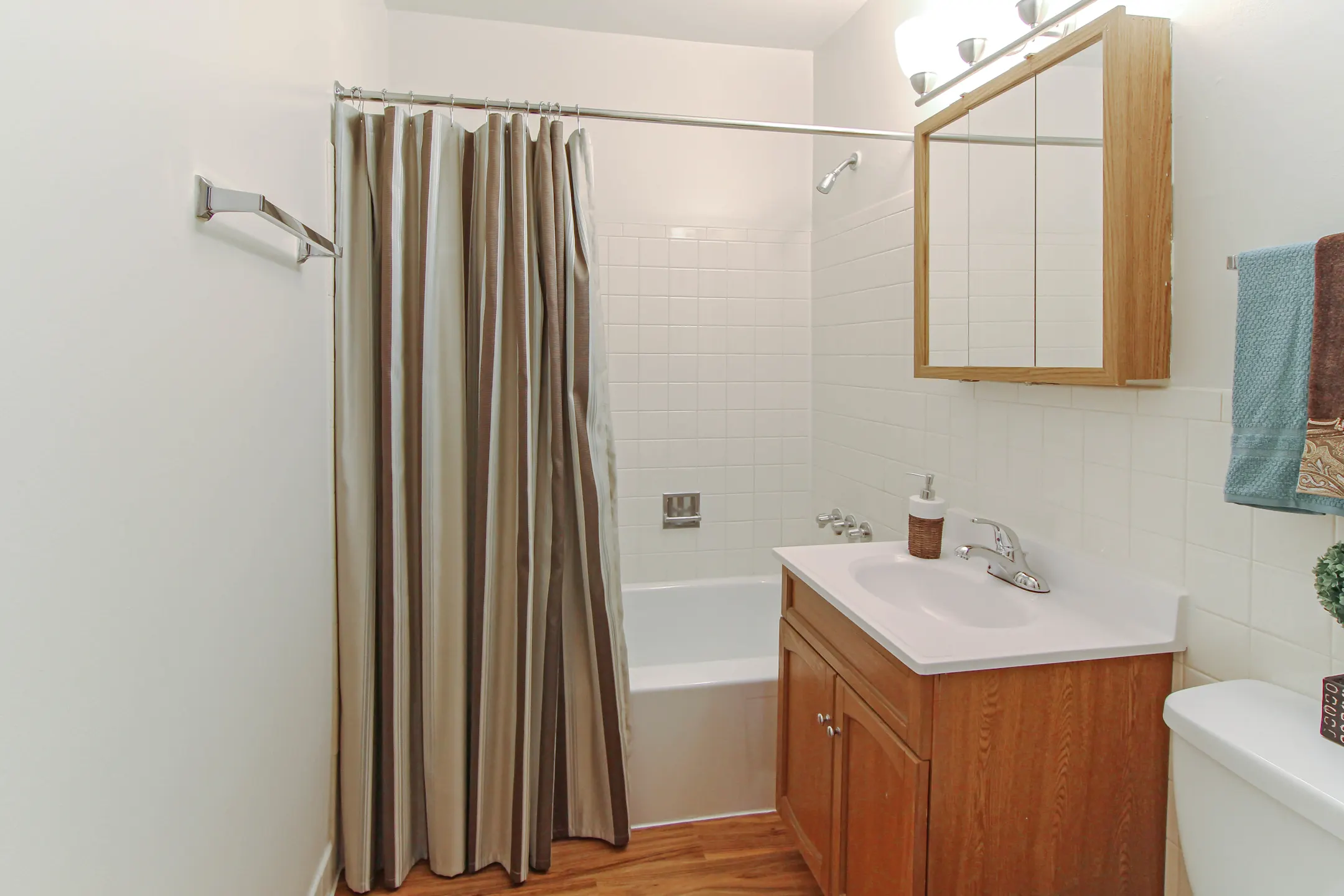 Bathroom - Scenictree Apartment Homes - Palos Hills, IL