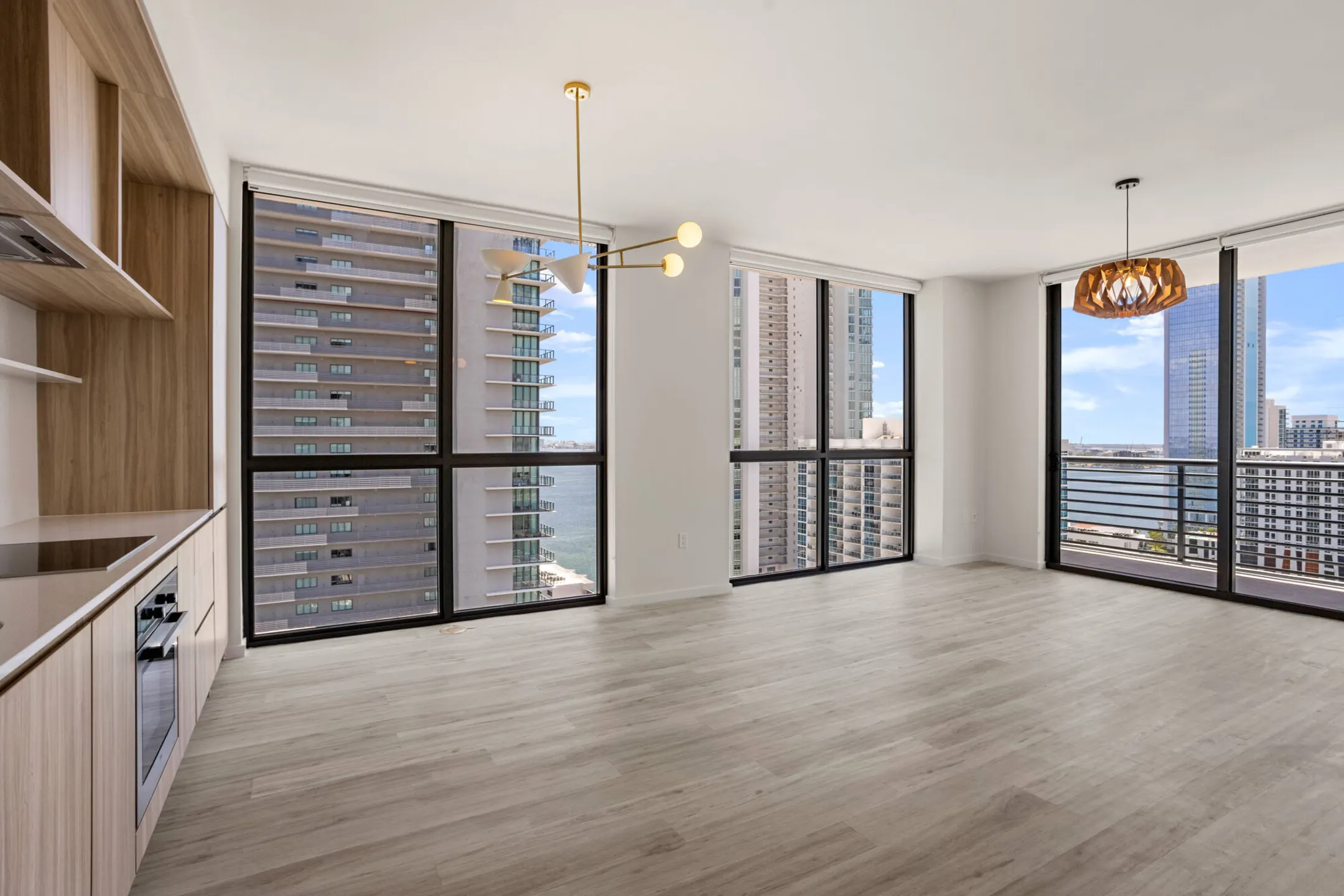 Living Room - Metro Edgewater Apartments - Miami, FL