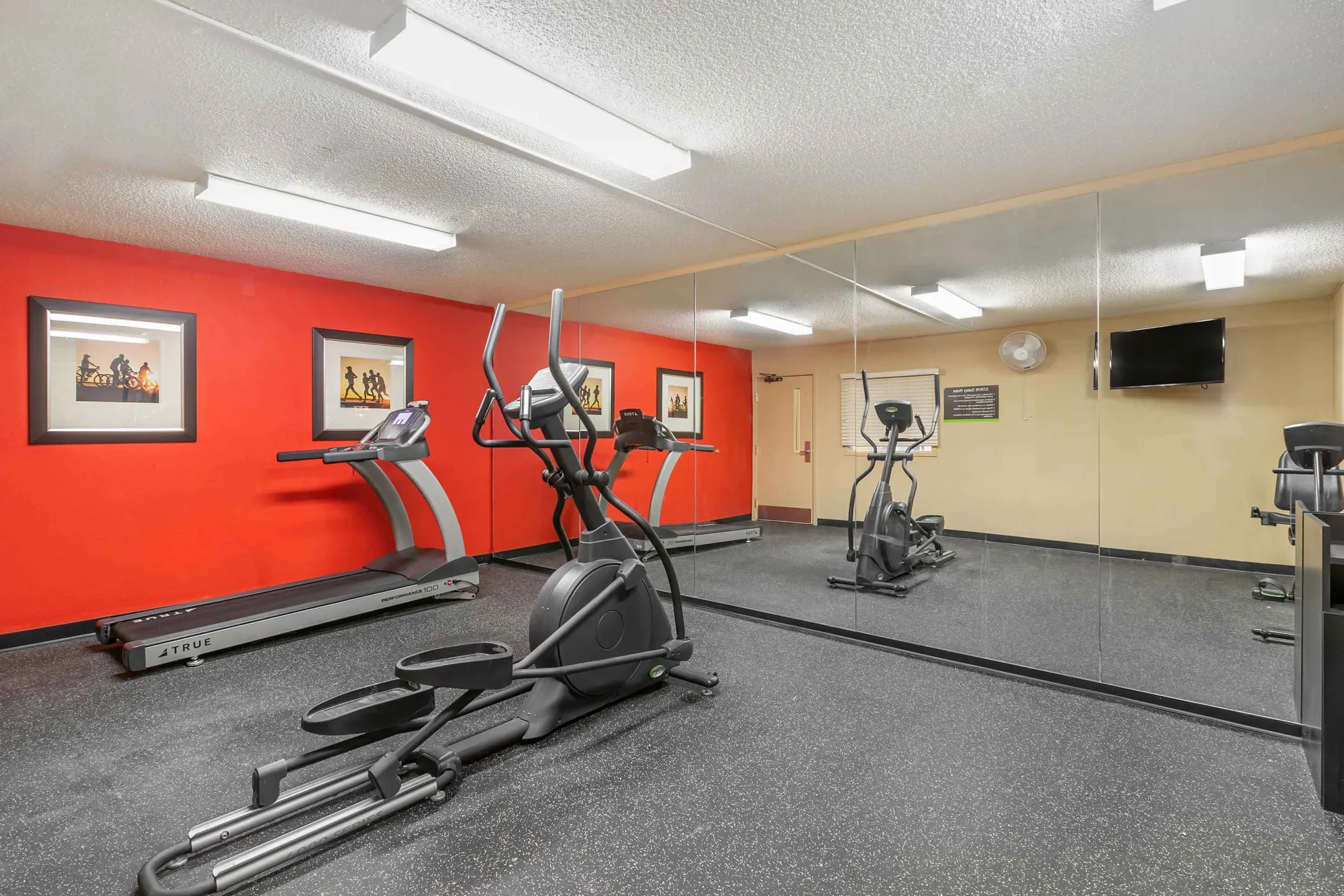 Fitness Weight Room - Furnished Studio - Des Moines - West Des Moines - West Des Moines, IA