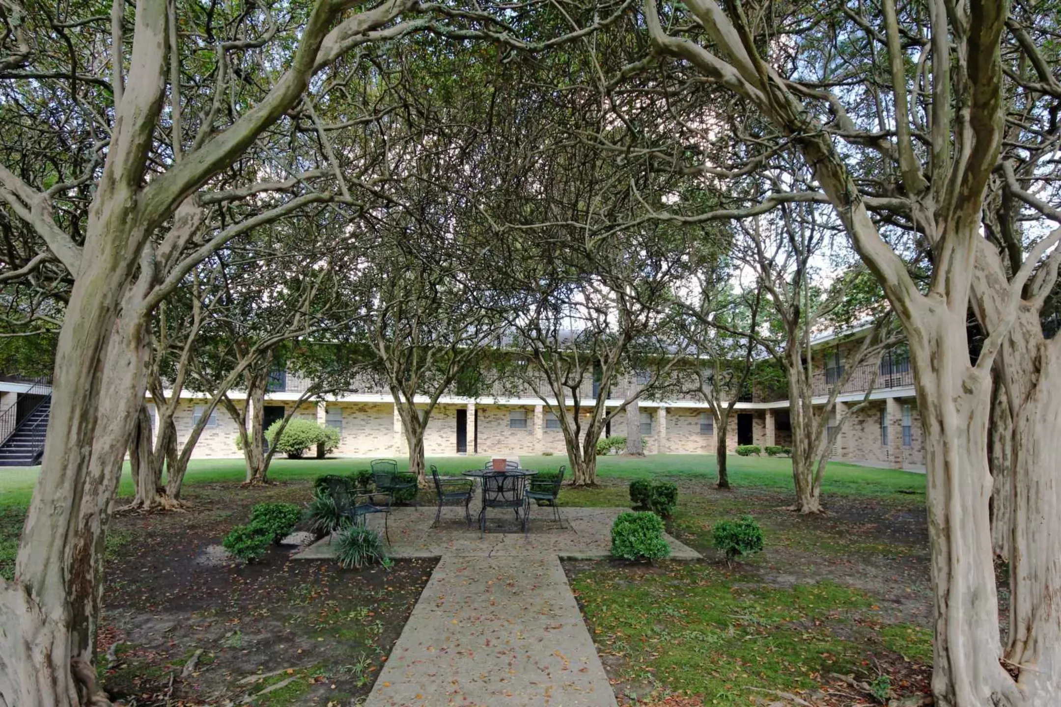 Courtyard - Park Regency Apartments - Baton Rouge, LA
