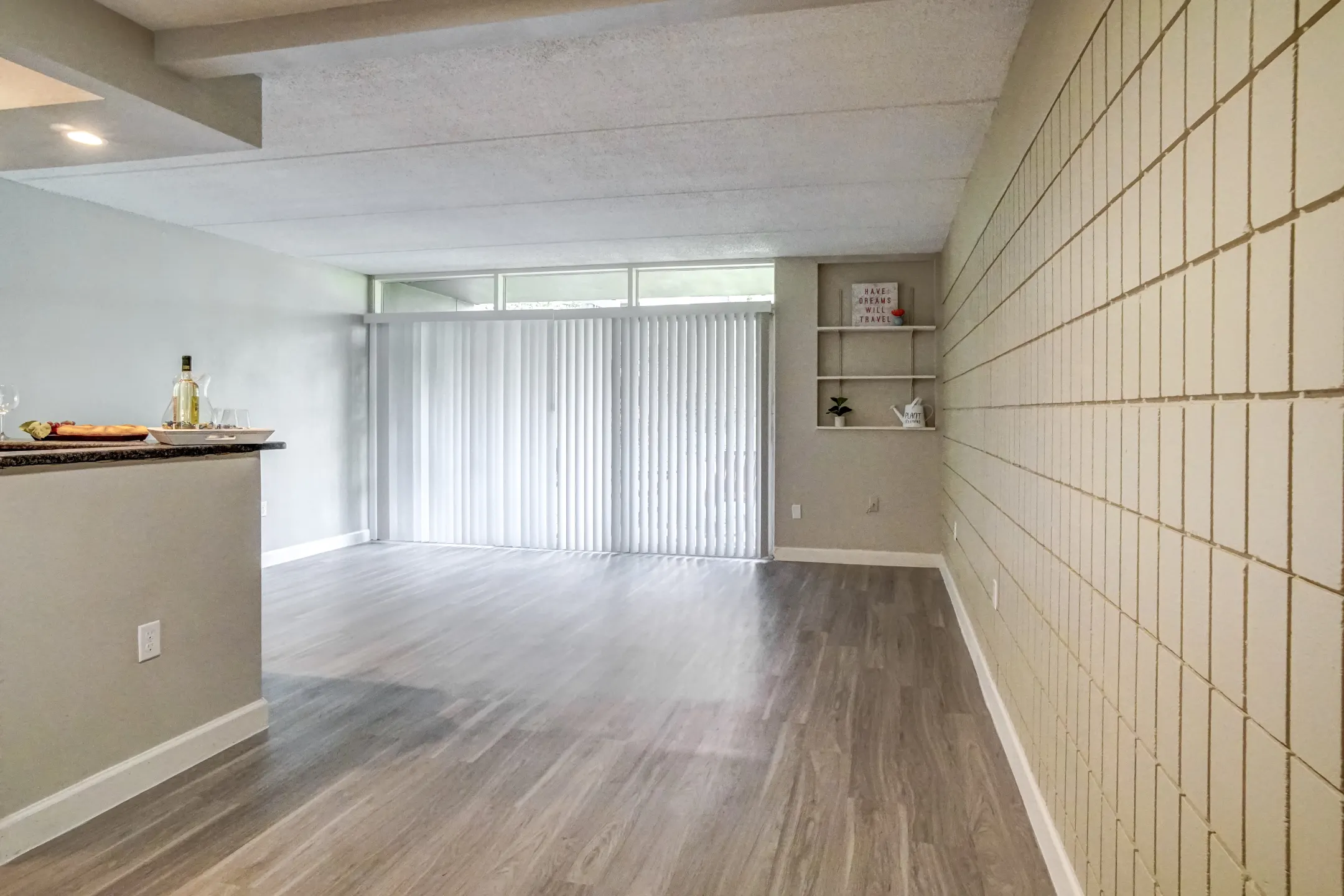 Living Room - Westshore Apartments - Tampa, FL
