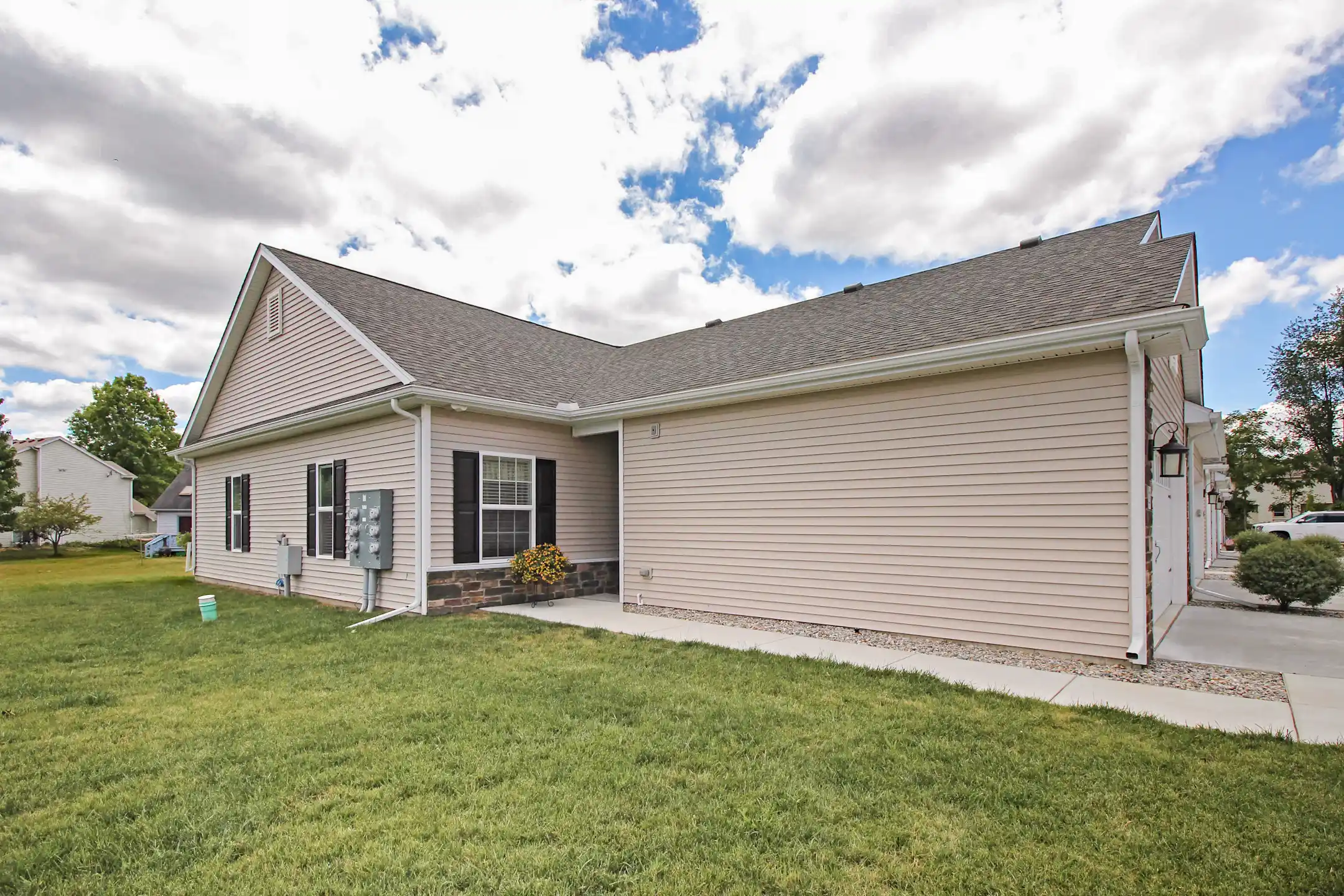 Building - The Colony @ N. McCord - Sylvania, OH