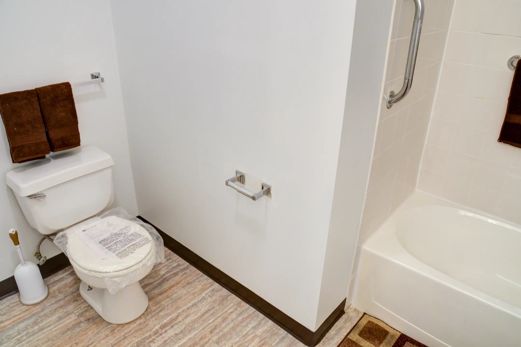 Bathroom - Boulder Pointe - Middletown, NY