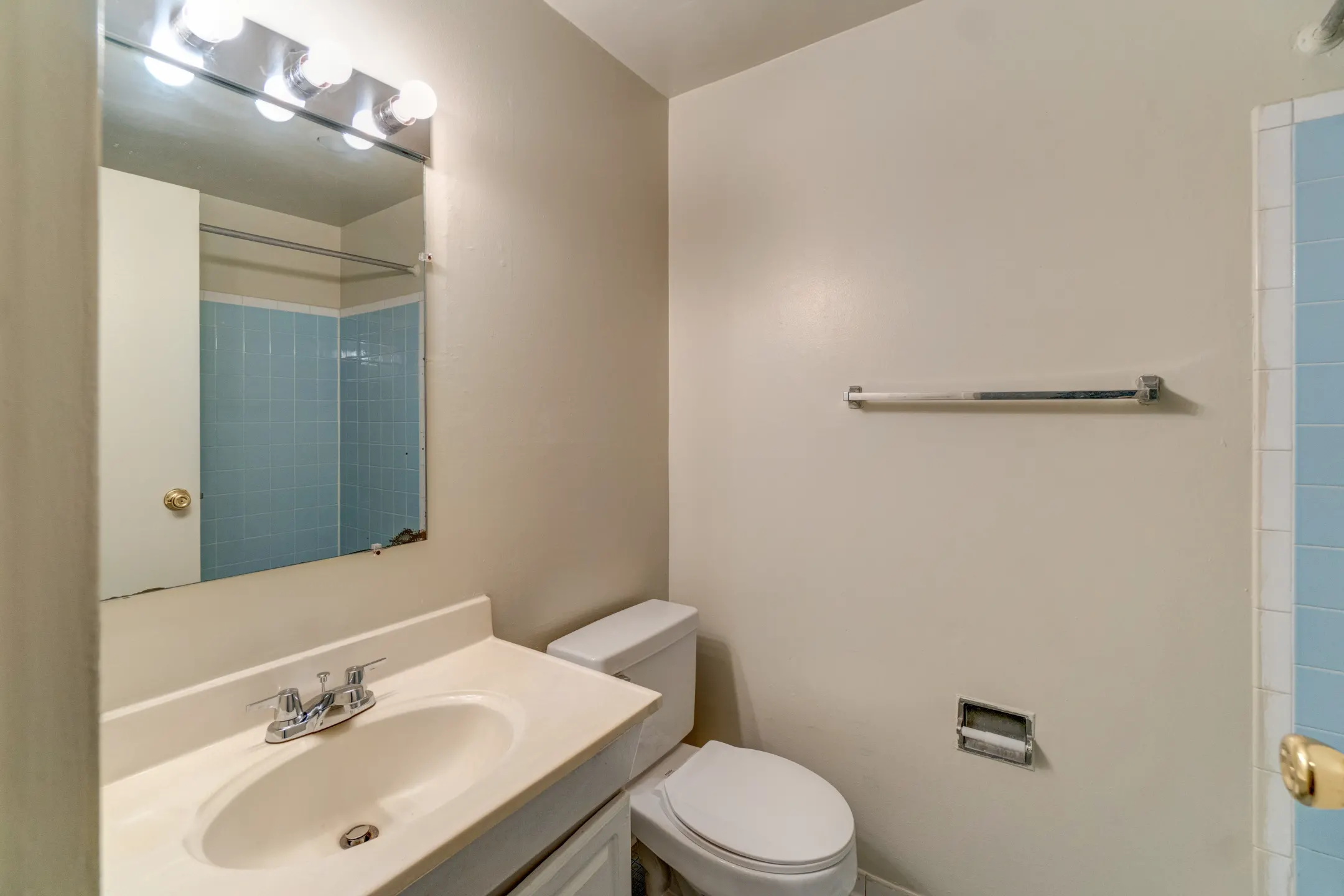 Bathroom - Mallard Courts Apartments - Alexandria, VA