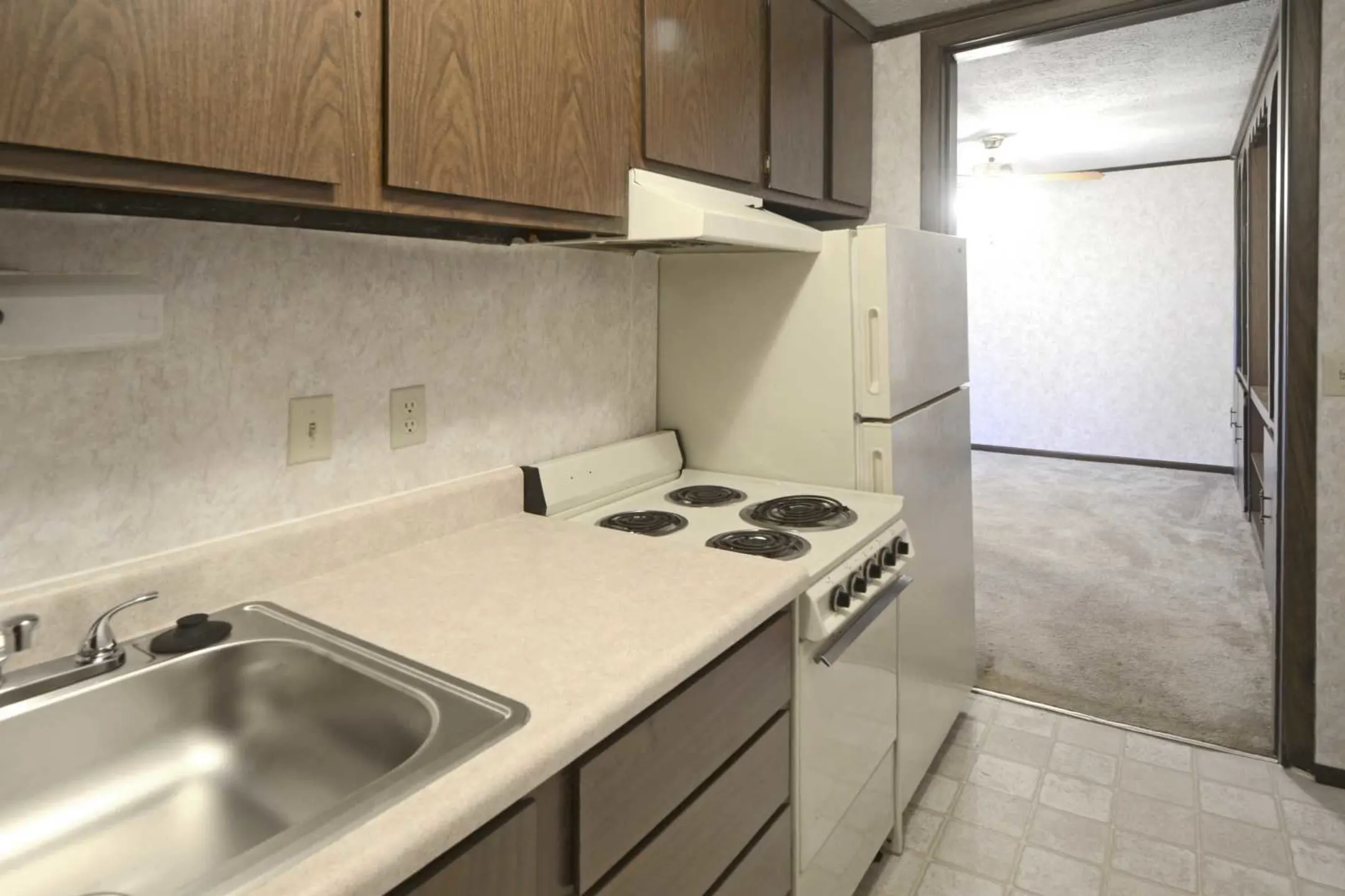 Kitchen - Pinewood Apartments - Kent, OH