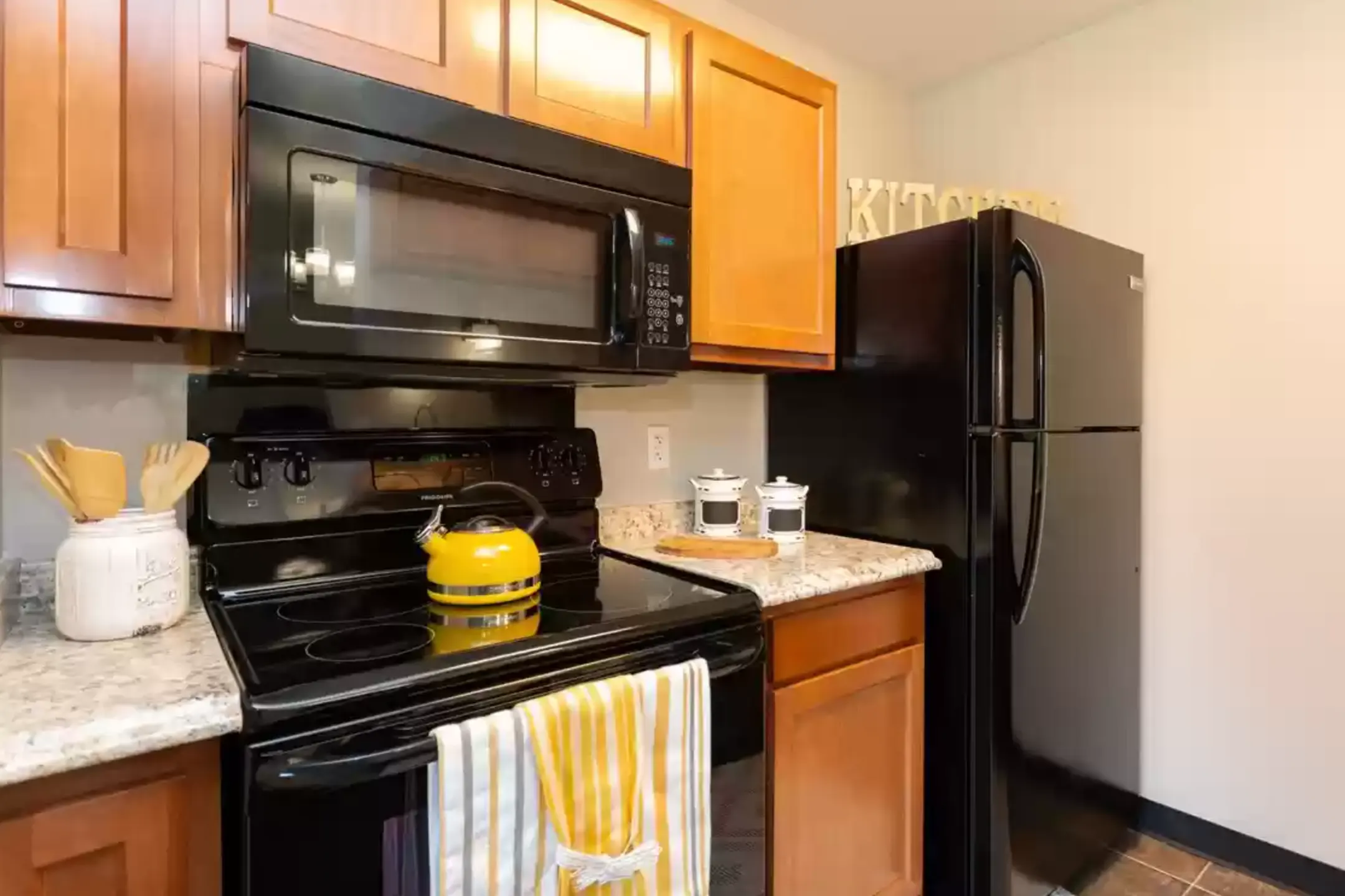 Kitchen - The Fountains Apartments - Grand Rapids, MI