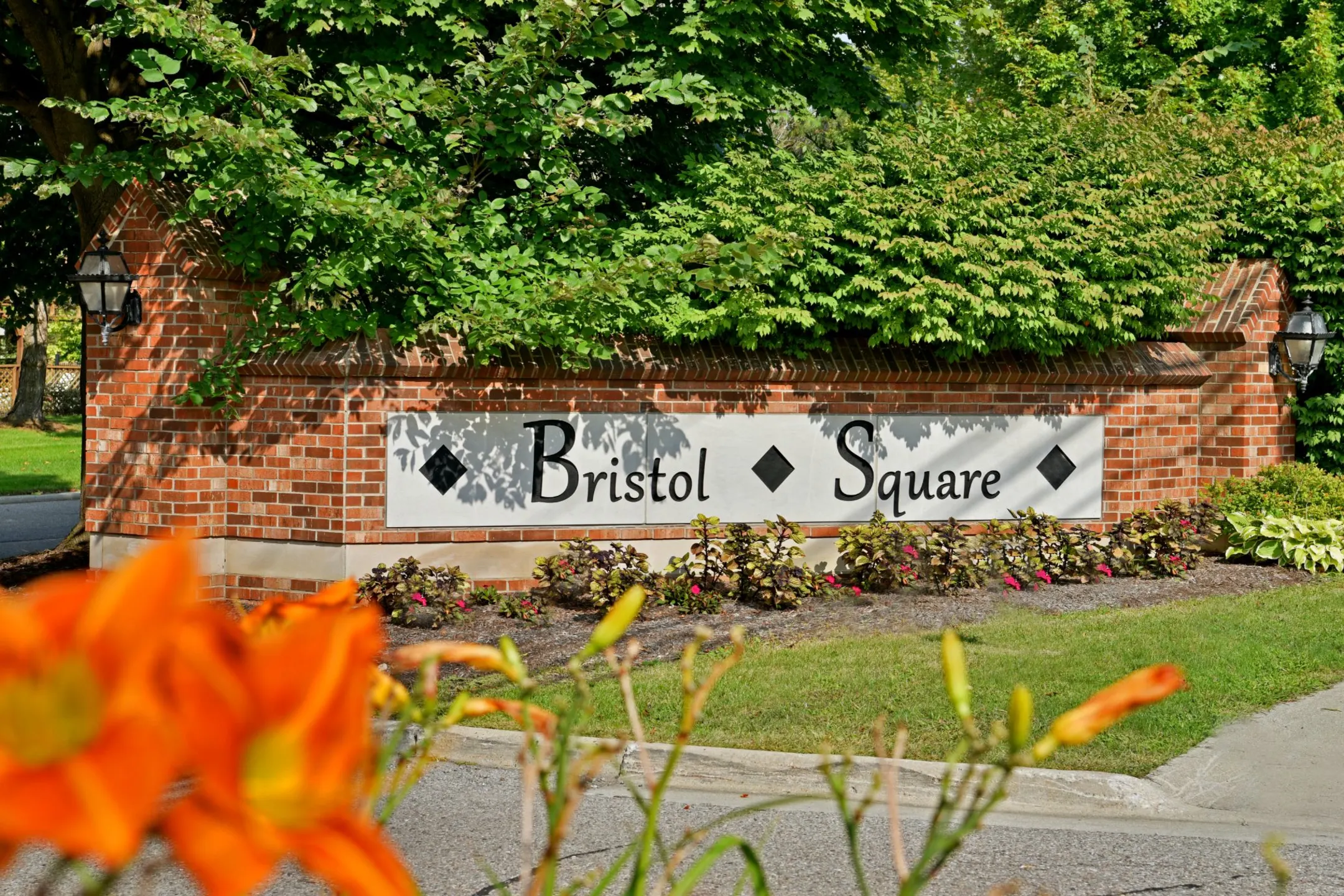 Community Signage - Bristol Square/Golden Gate - Wixom, MI