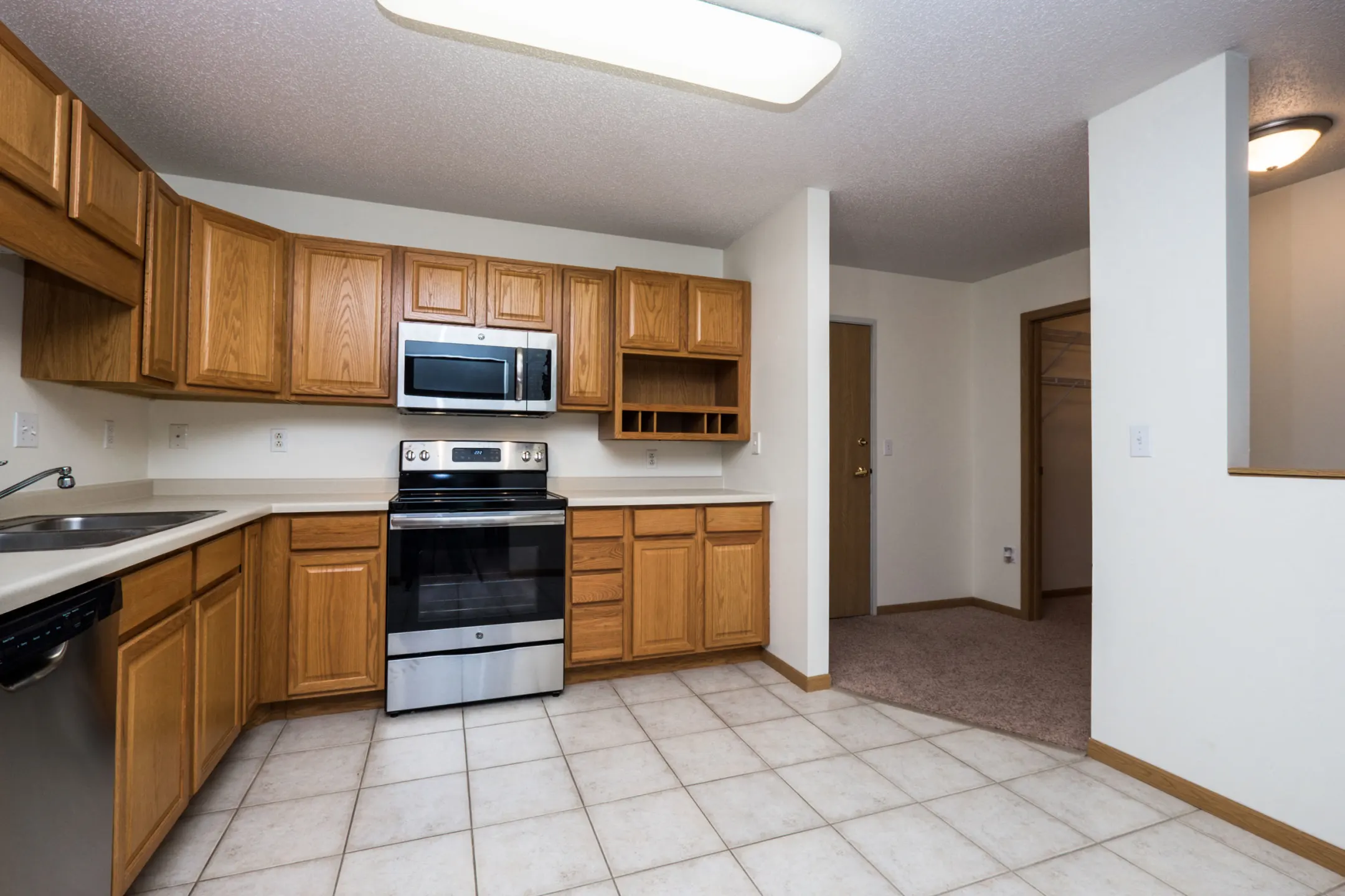 Kitchen - Stonebridge Apartments - Fargo, ND