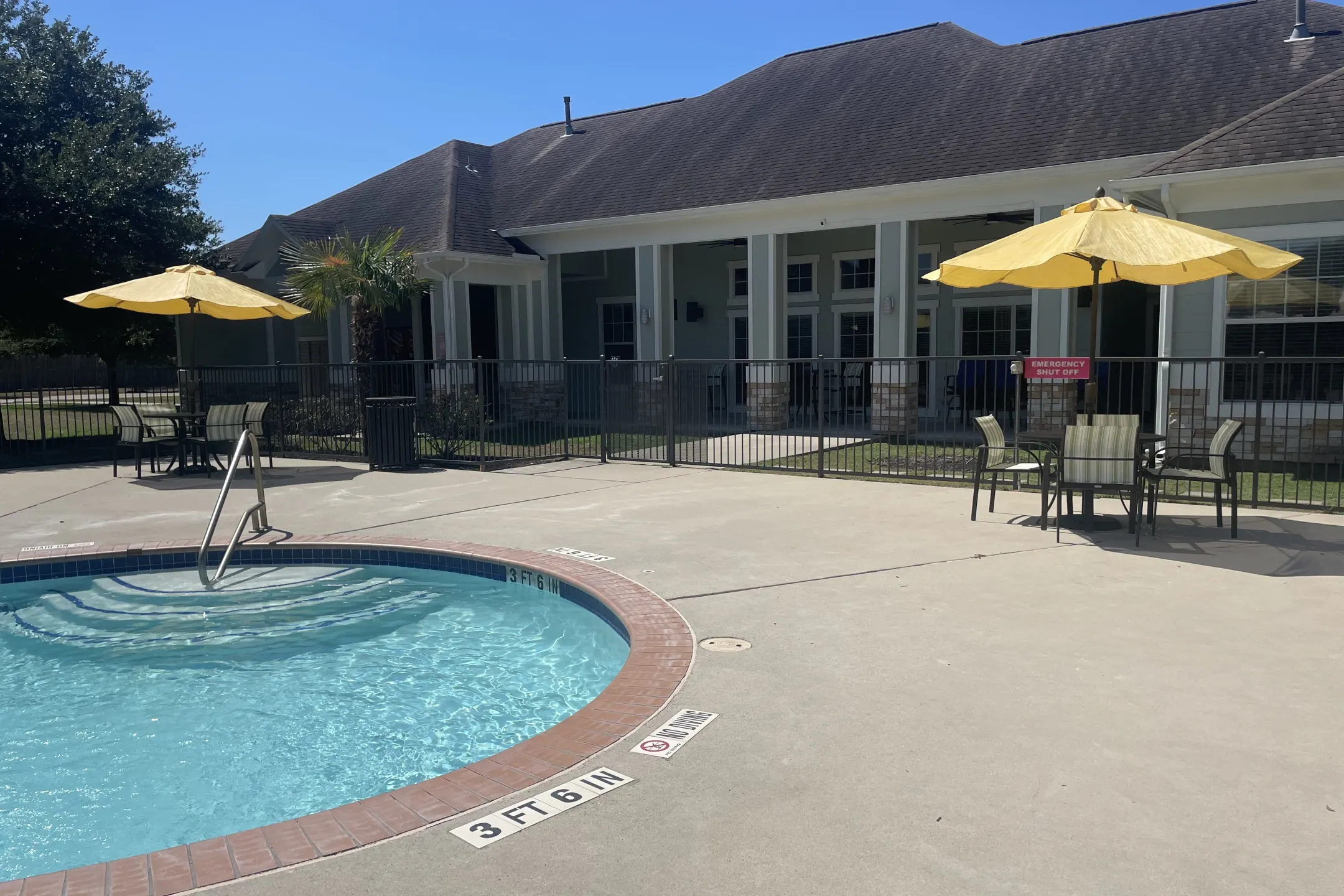 Pool - Point Royale Apartments - Victoria, TX