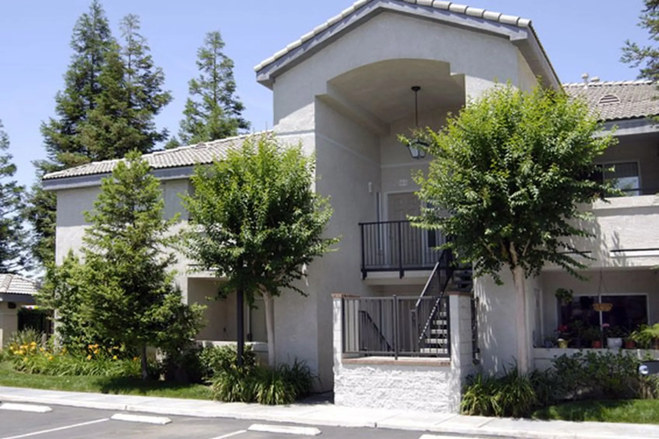 Building - Villa Mondavi - Bakersfield, CA