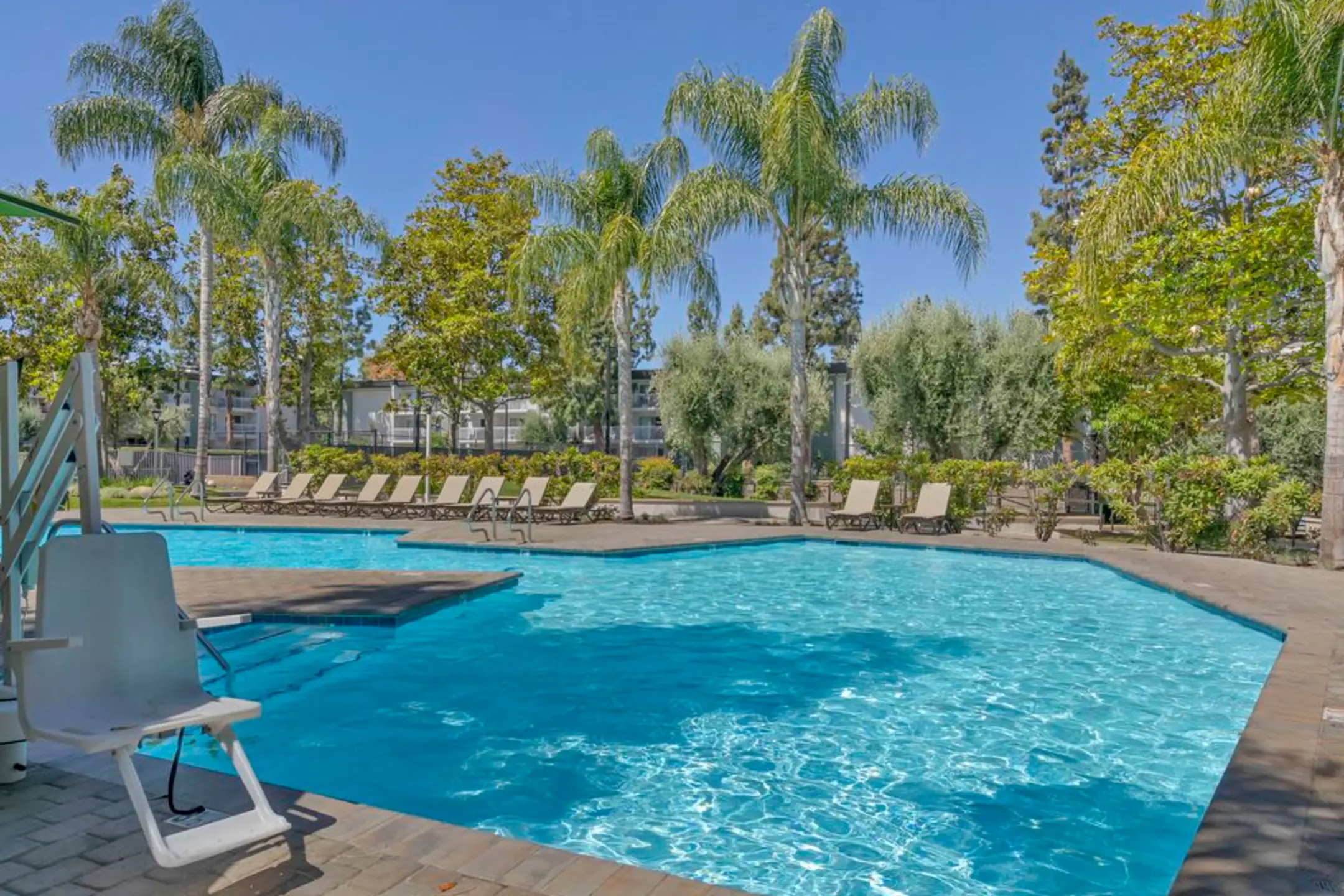 eaves Woodland Hills Apartments Woodland Hills, CA 91367