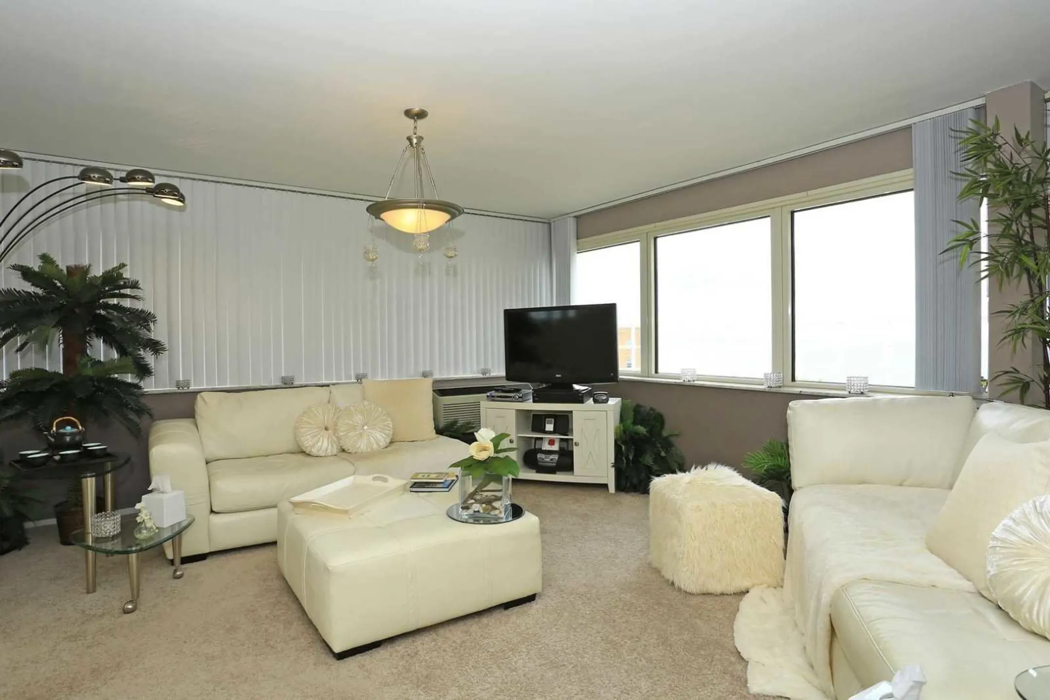 Living Room - The Shoreham - Lakewood, OH