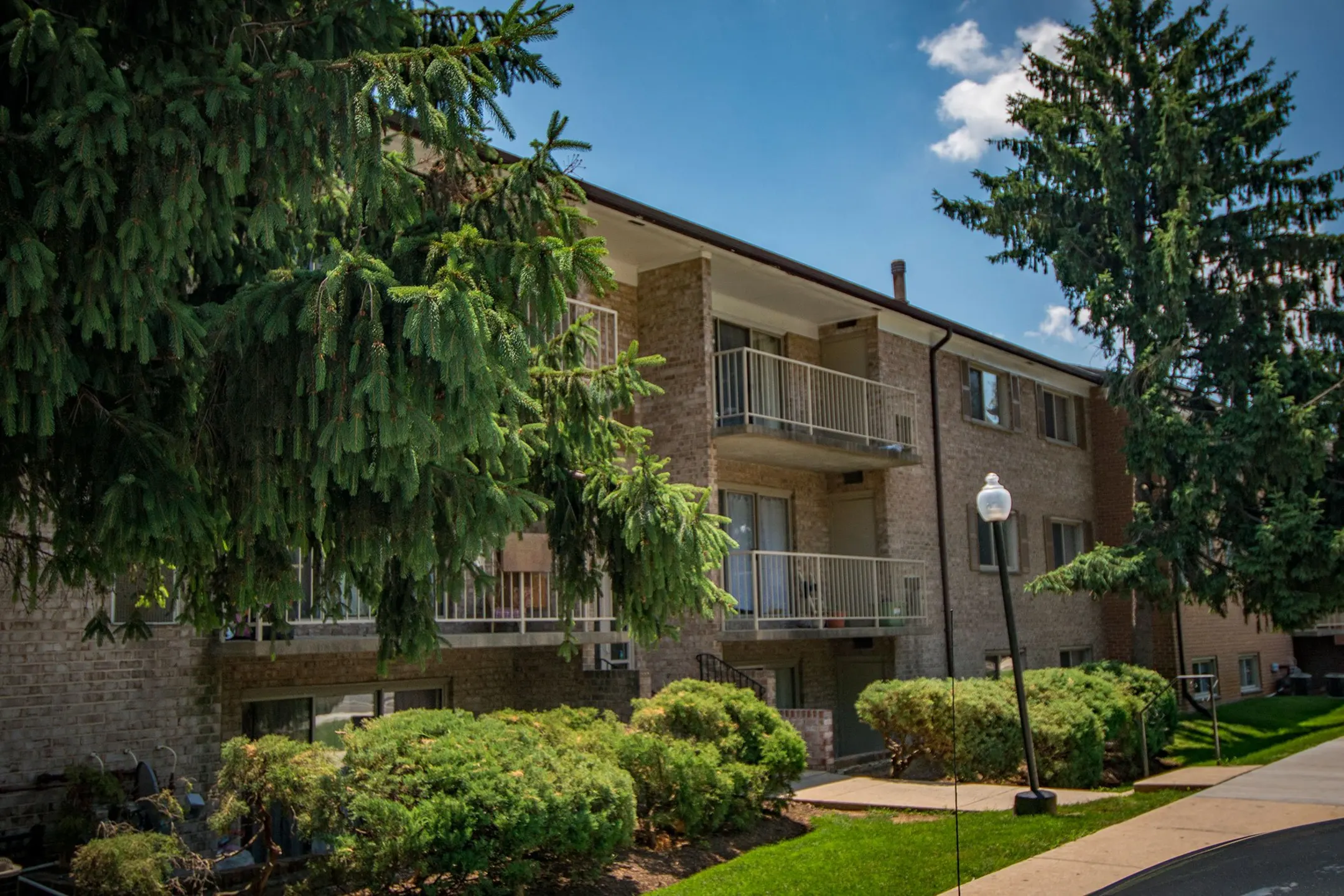 Spring Ridge Apartments 374 N. Summit Avenue Gaithersburg, MD