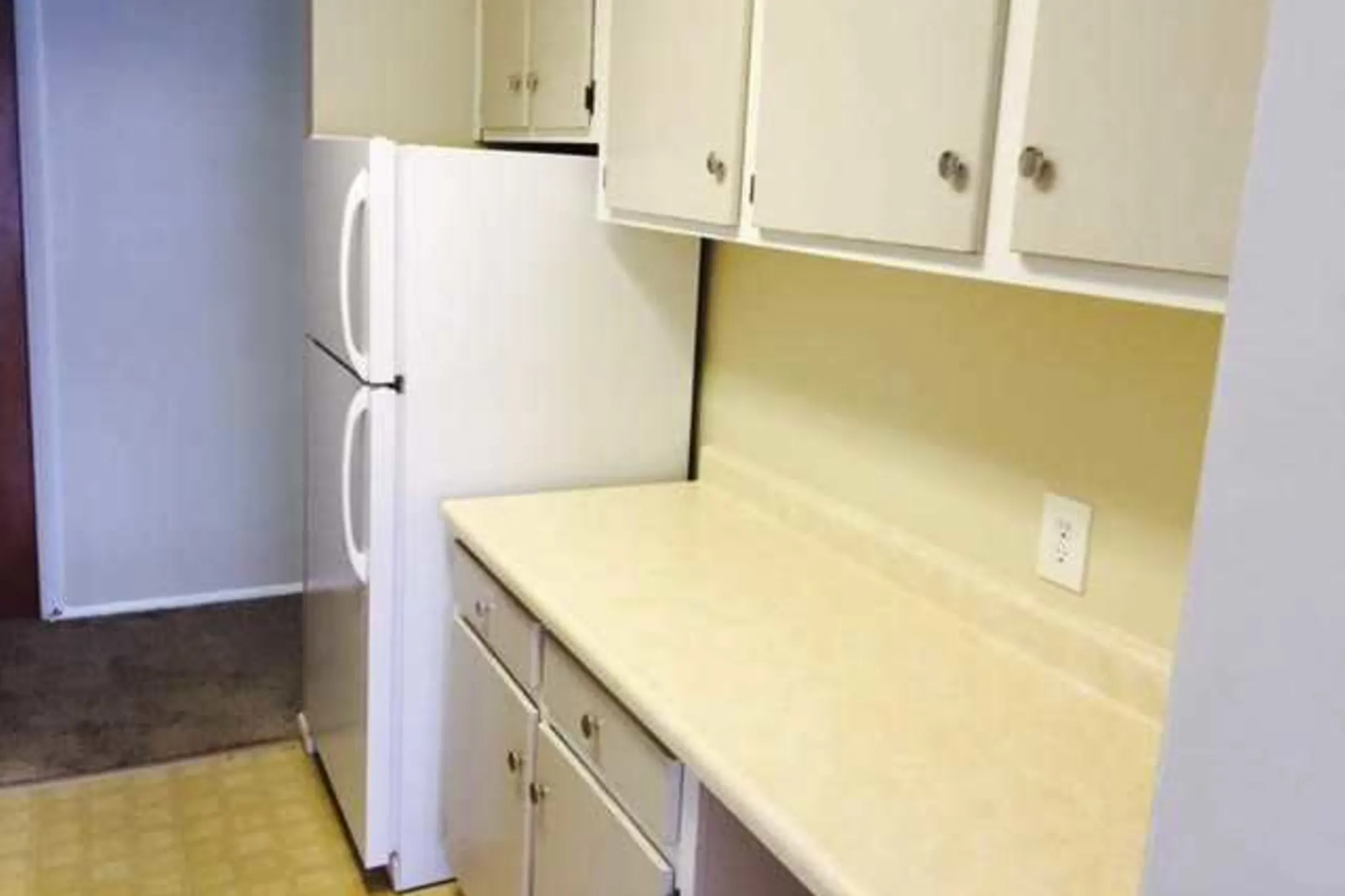 Kitchen - Monticello Apartments & Townhomes - Youngstown, OH