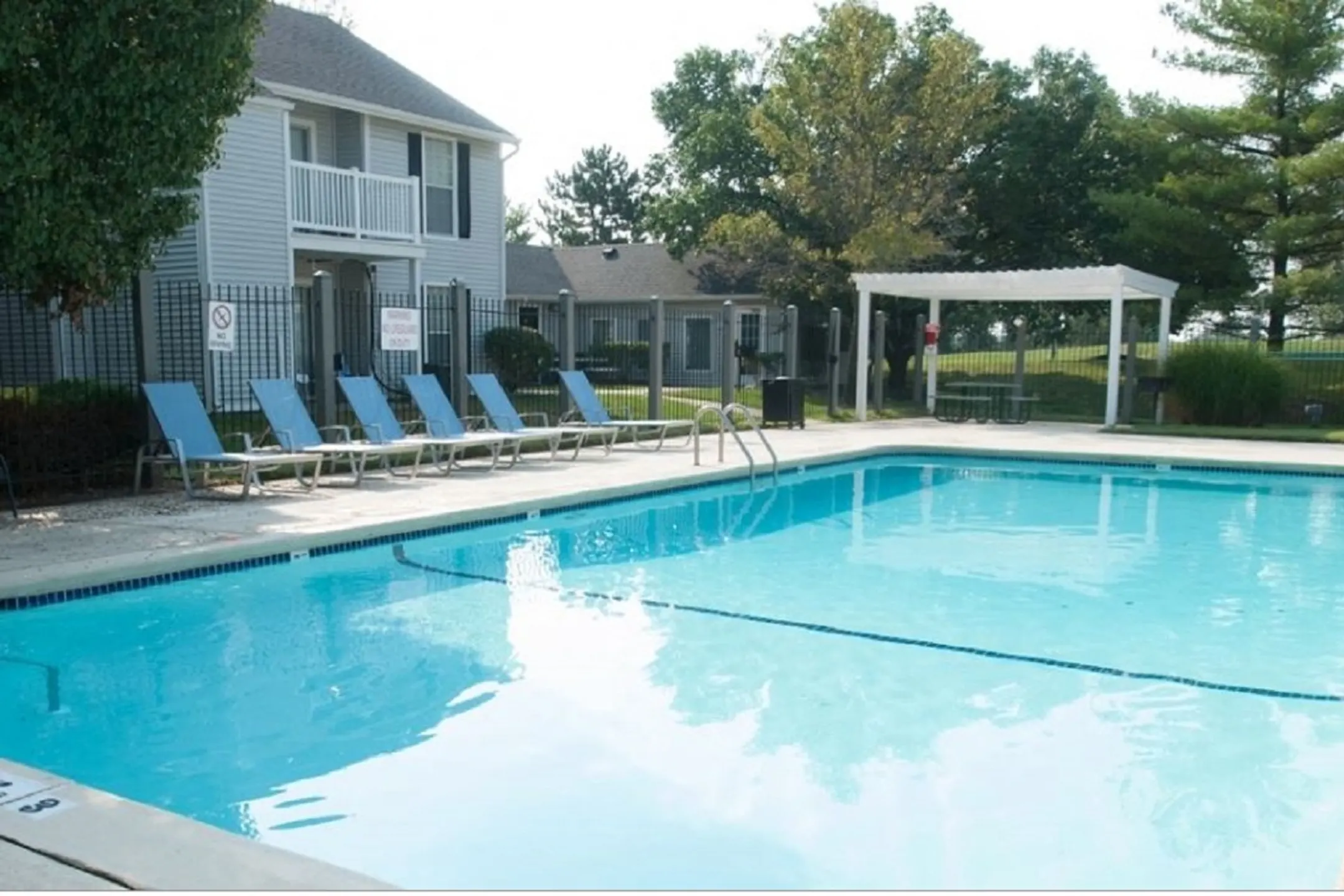 Pinehurst Apartments Kansas City, MO 64118