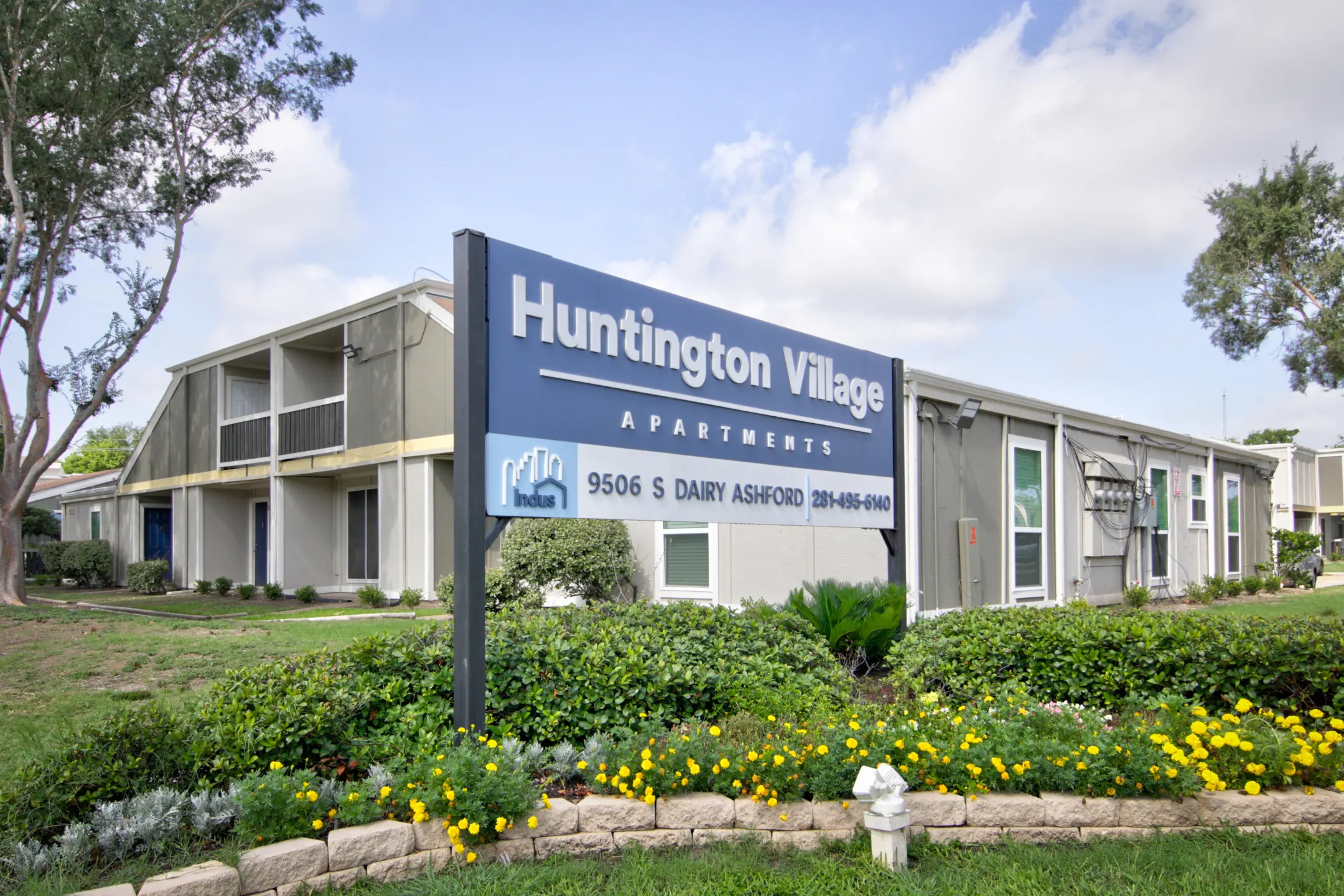 Huntington Village and Cambridge Crossing Apartments Houston, TX 77099