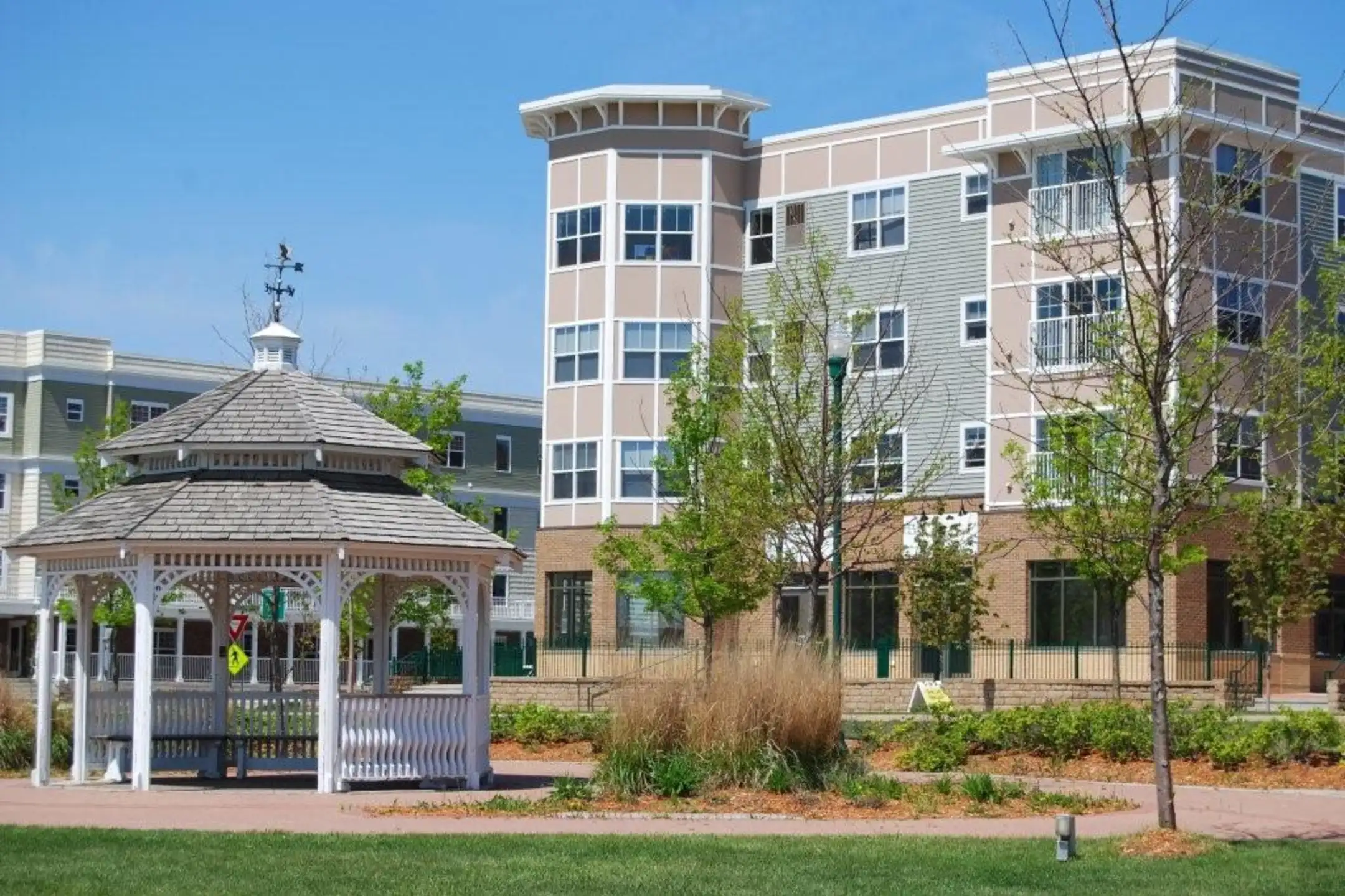 Cloverfield Marketplace Apartments Chaska, MN 55318