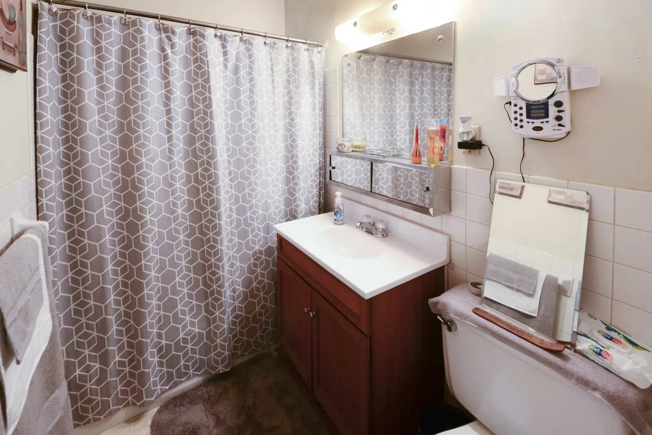 Bathroom - Minnehaha Apartments - Saint Paul, MN