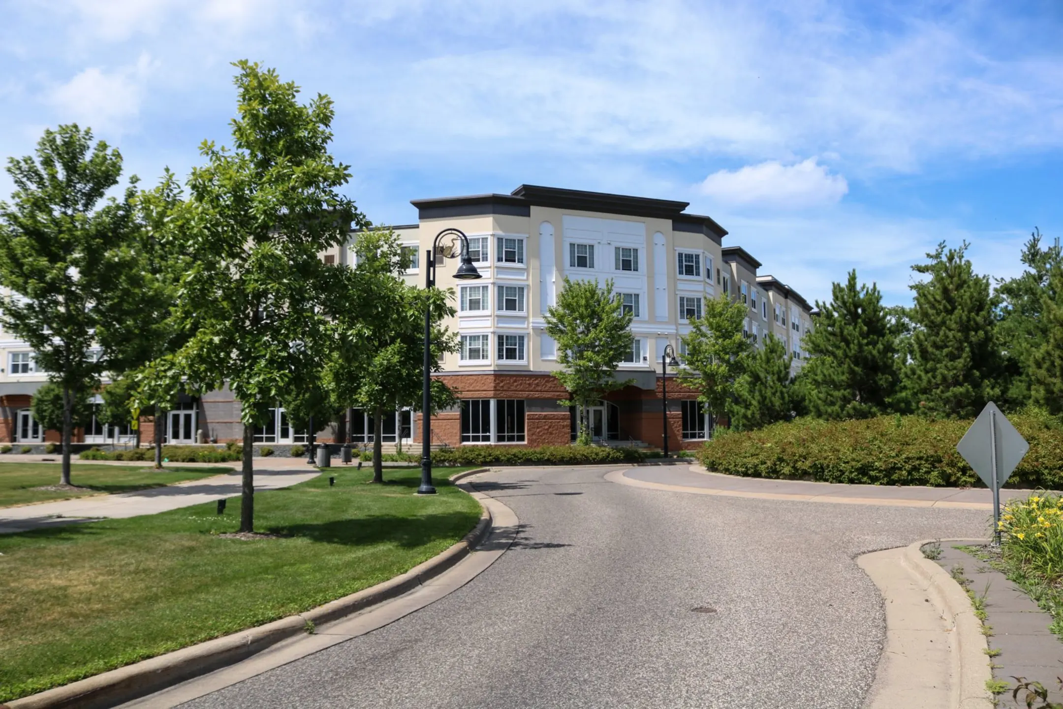 Building - Lakewood Apartments - Circle Pines, MN