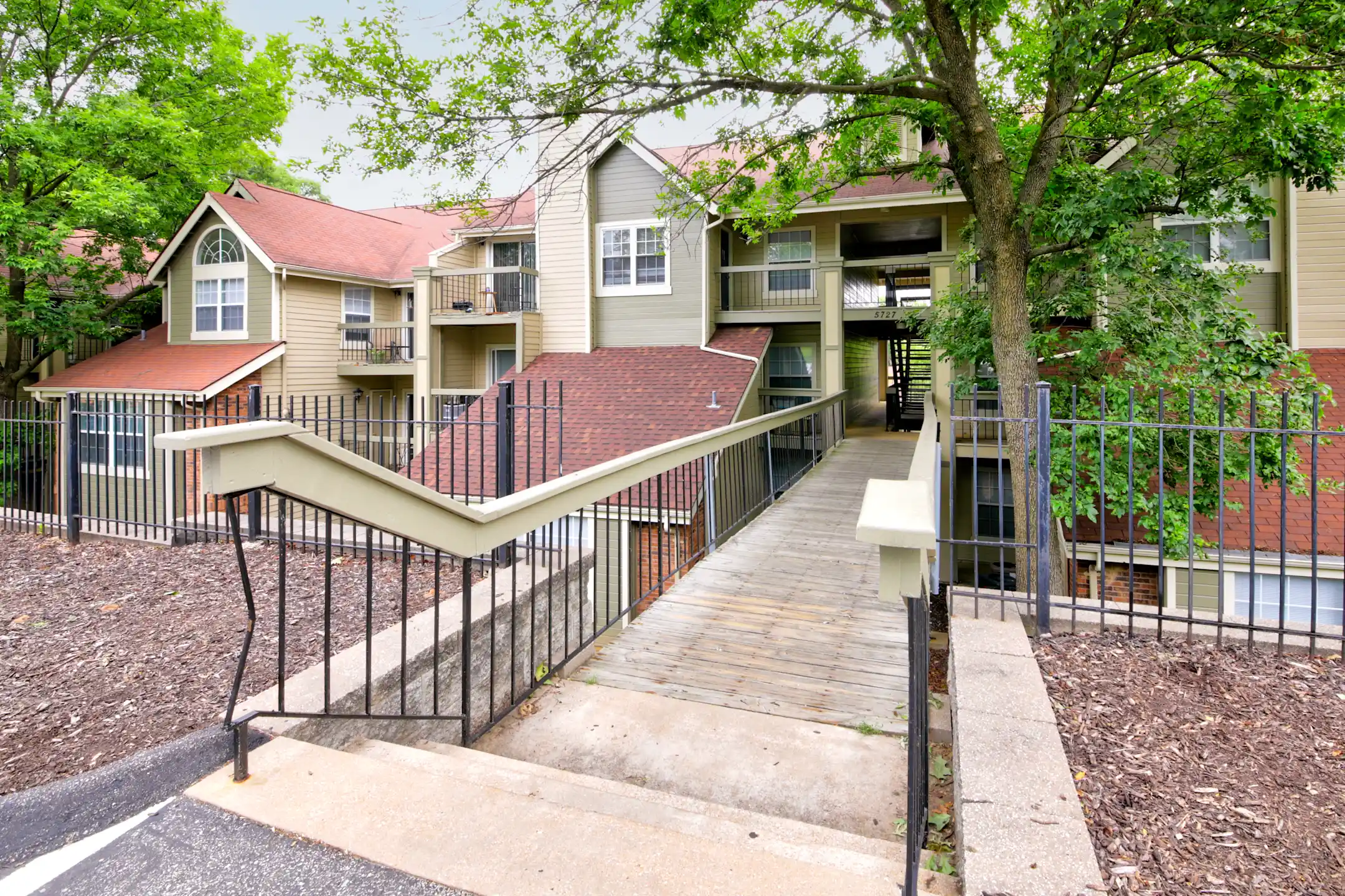 Apartments 63129