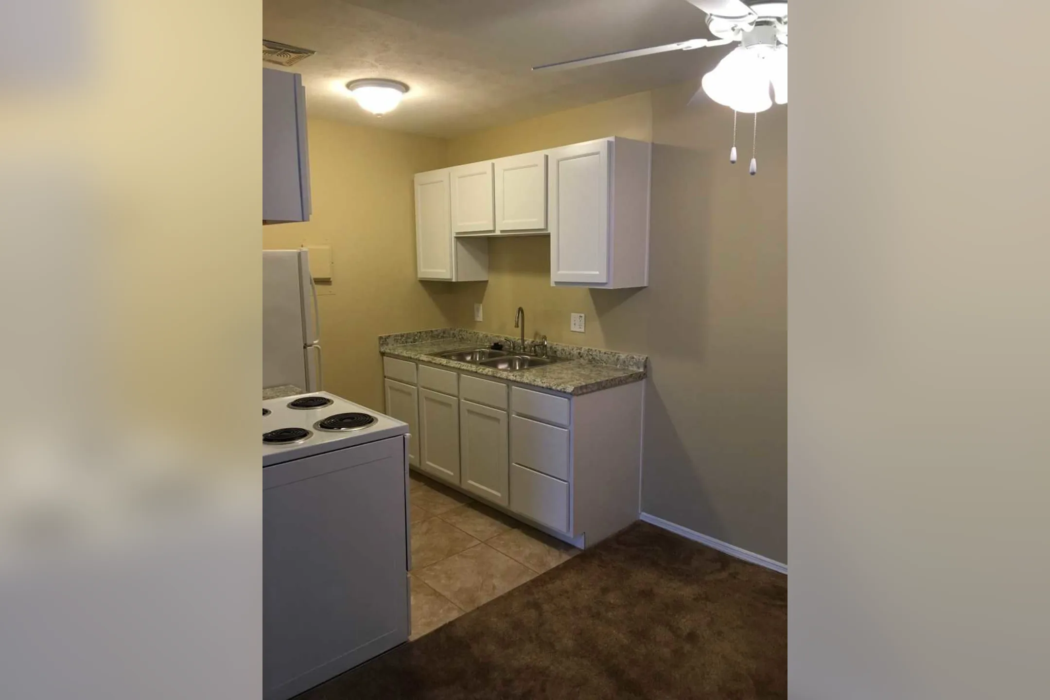 Kitchen - The Cliffs Apartments & Dixmyth Hills - Cincinnati, OH