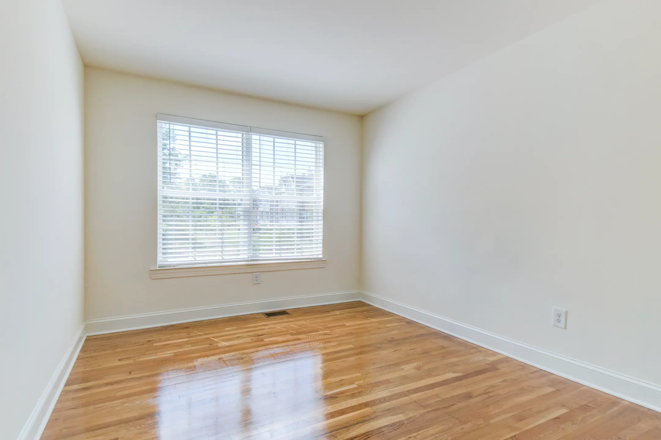 New Center Greens 13 Downbury Ct Hillsborough, NJ Apartments for