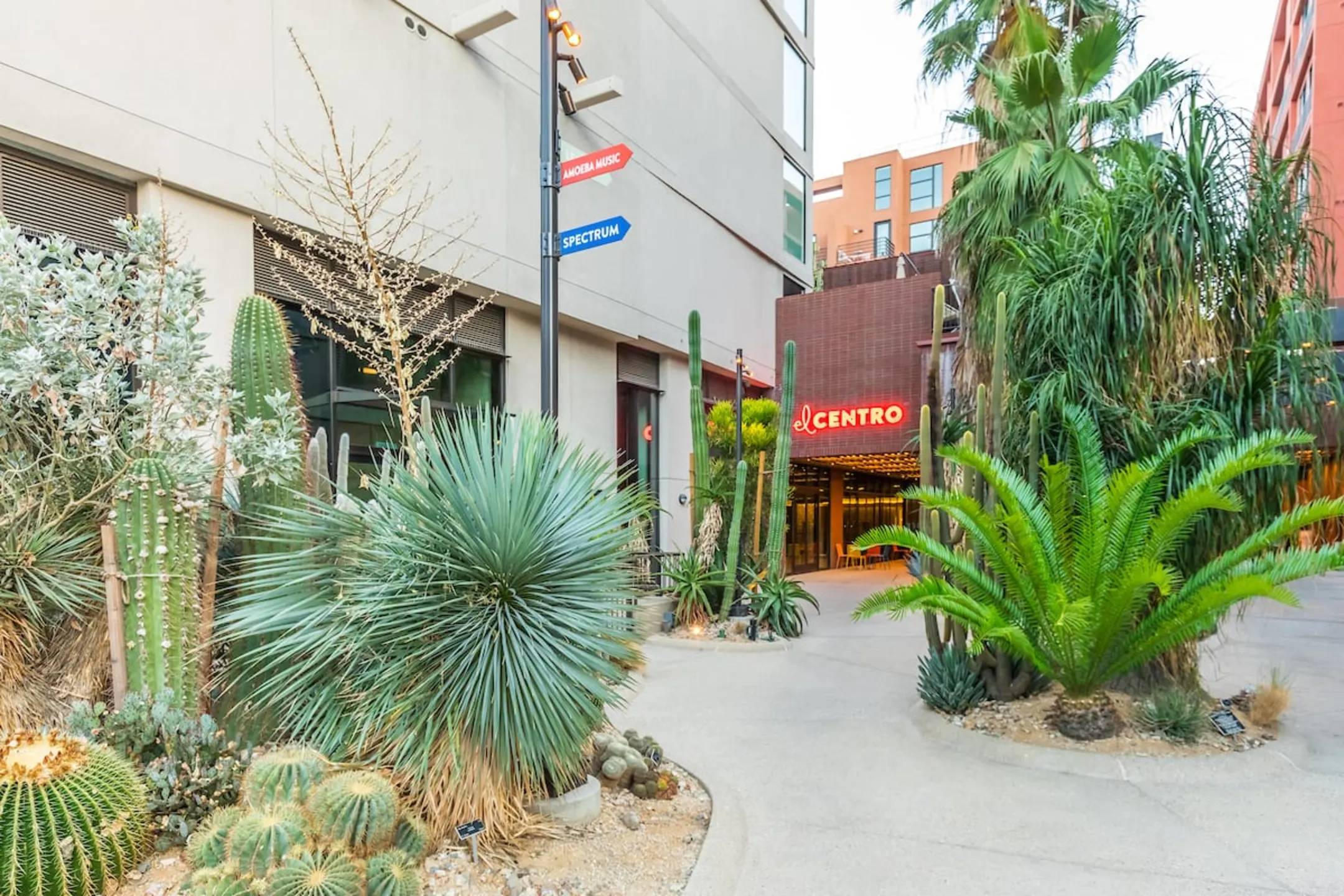 El Centro Apartments & Bungalows - Los Angeles, CA