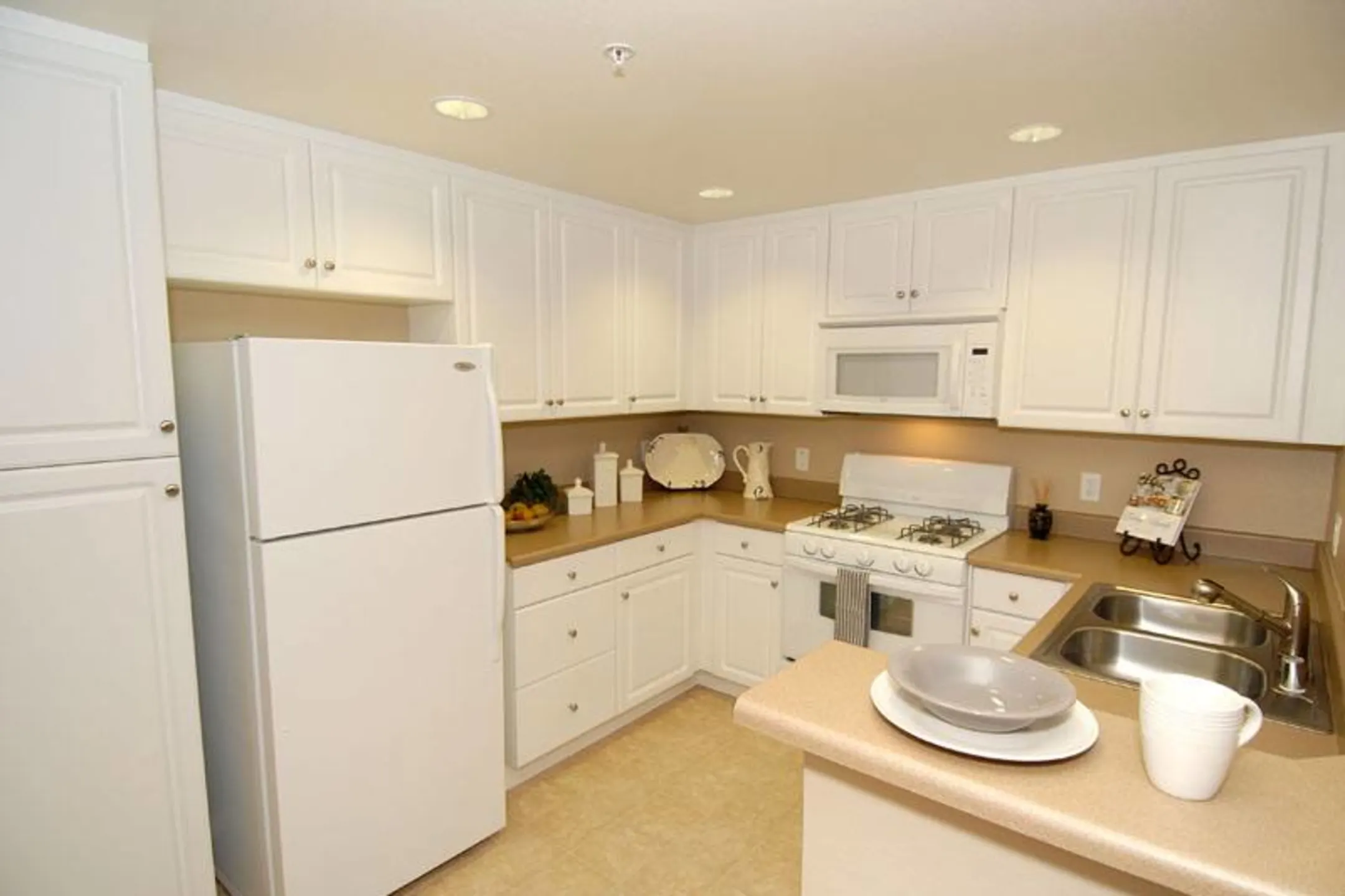 Kitchen - College Park Apartment Homes - Upland, CA