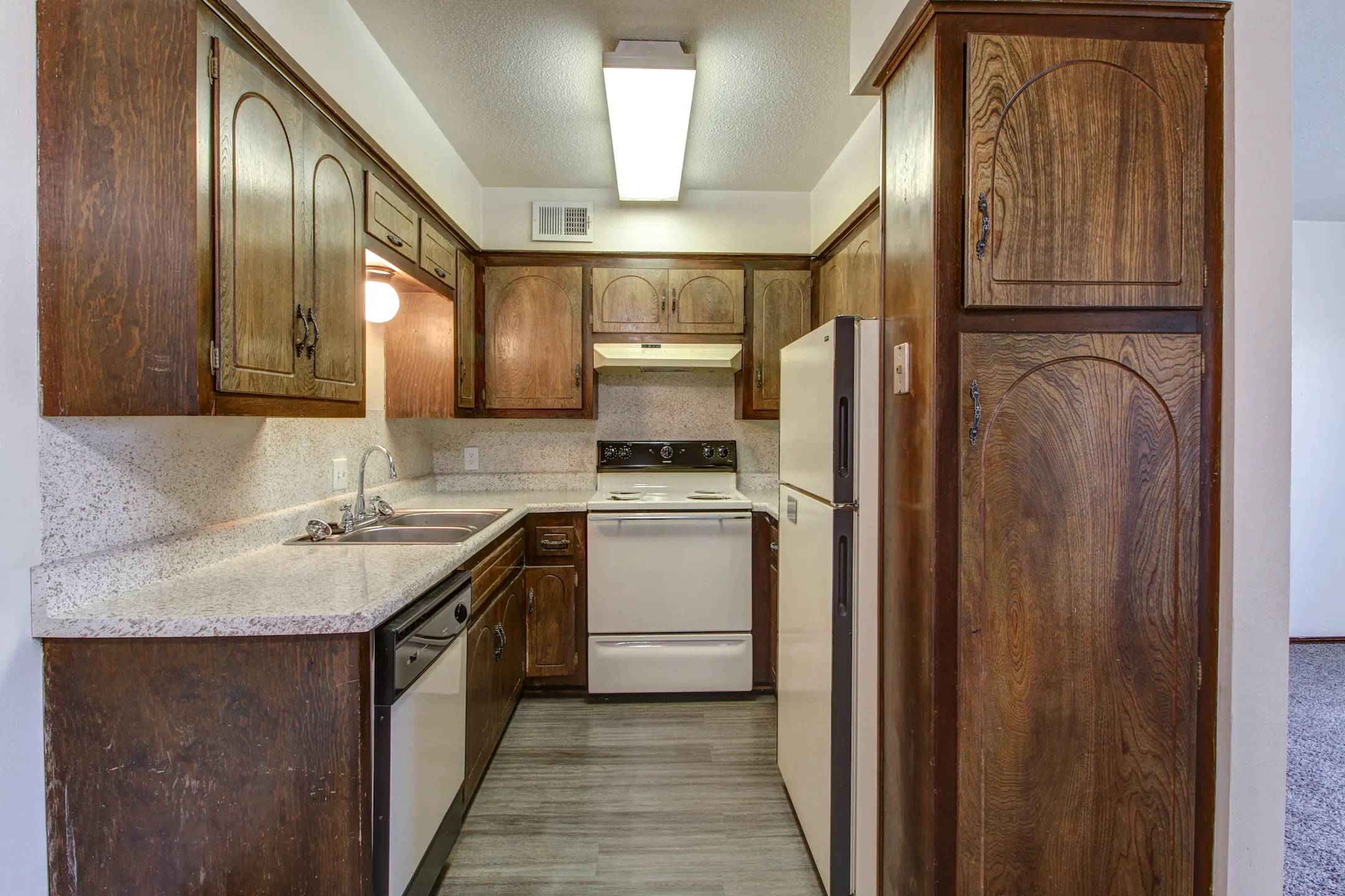 Kitchen - Casady Apartments - Oklahoma City, OK