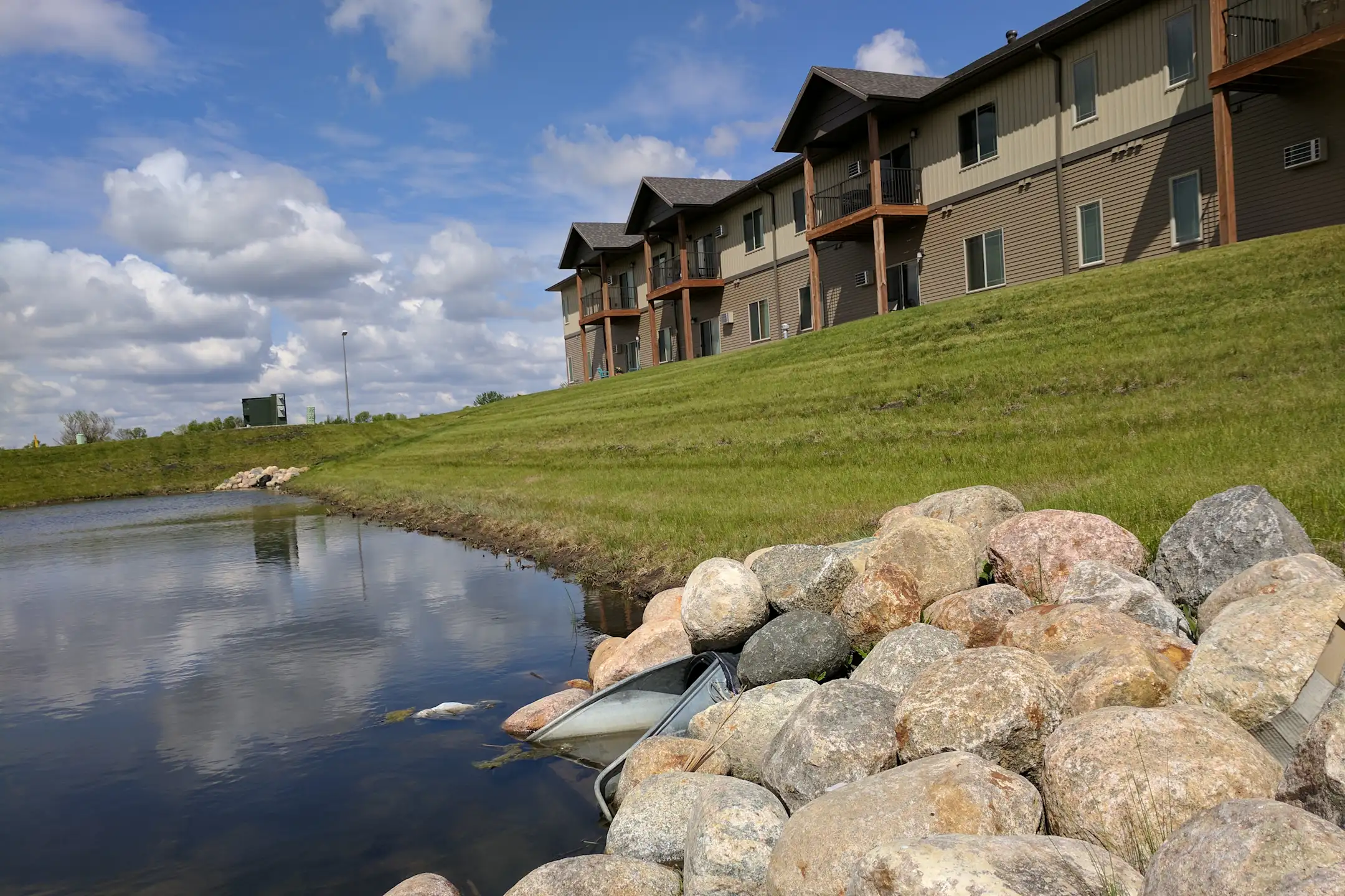 Building - Aspen Ponds Apartments - Fargo, ND