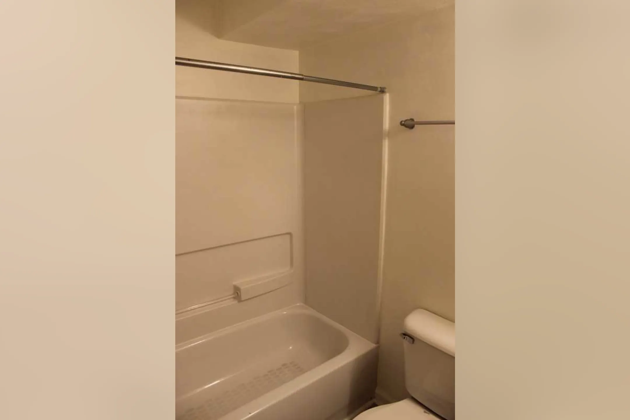 Bathroom - Cascades Pointe - Blacksburg, VA