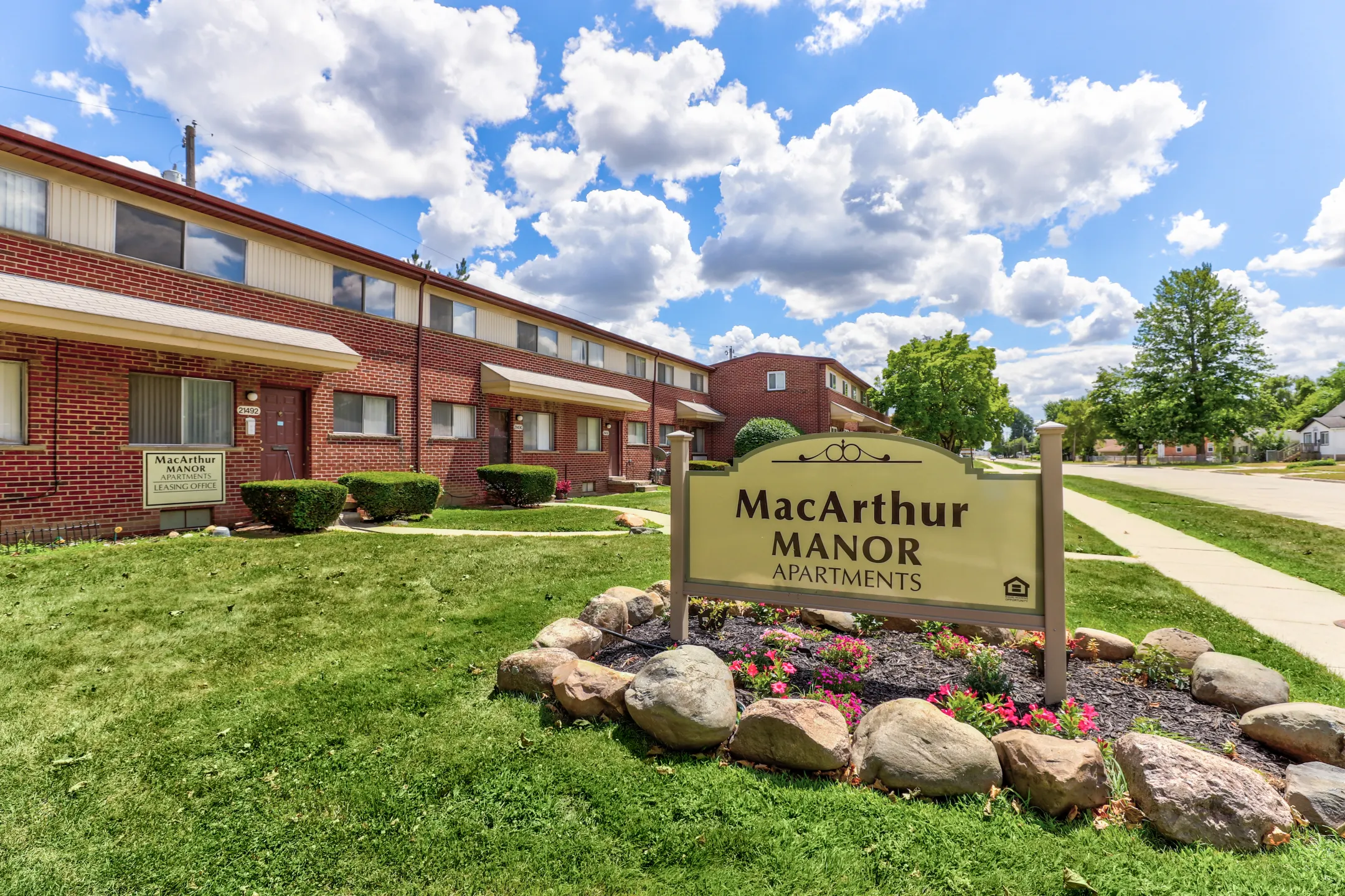 MacArthur Manor Apartments Townhomes Warren, MI 48089