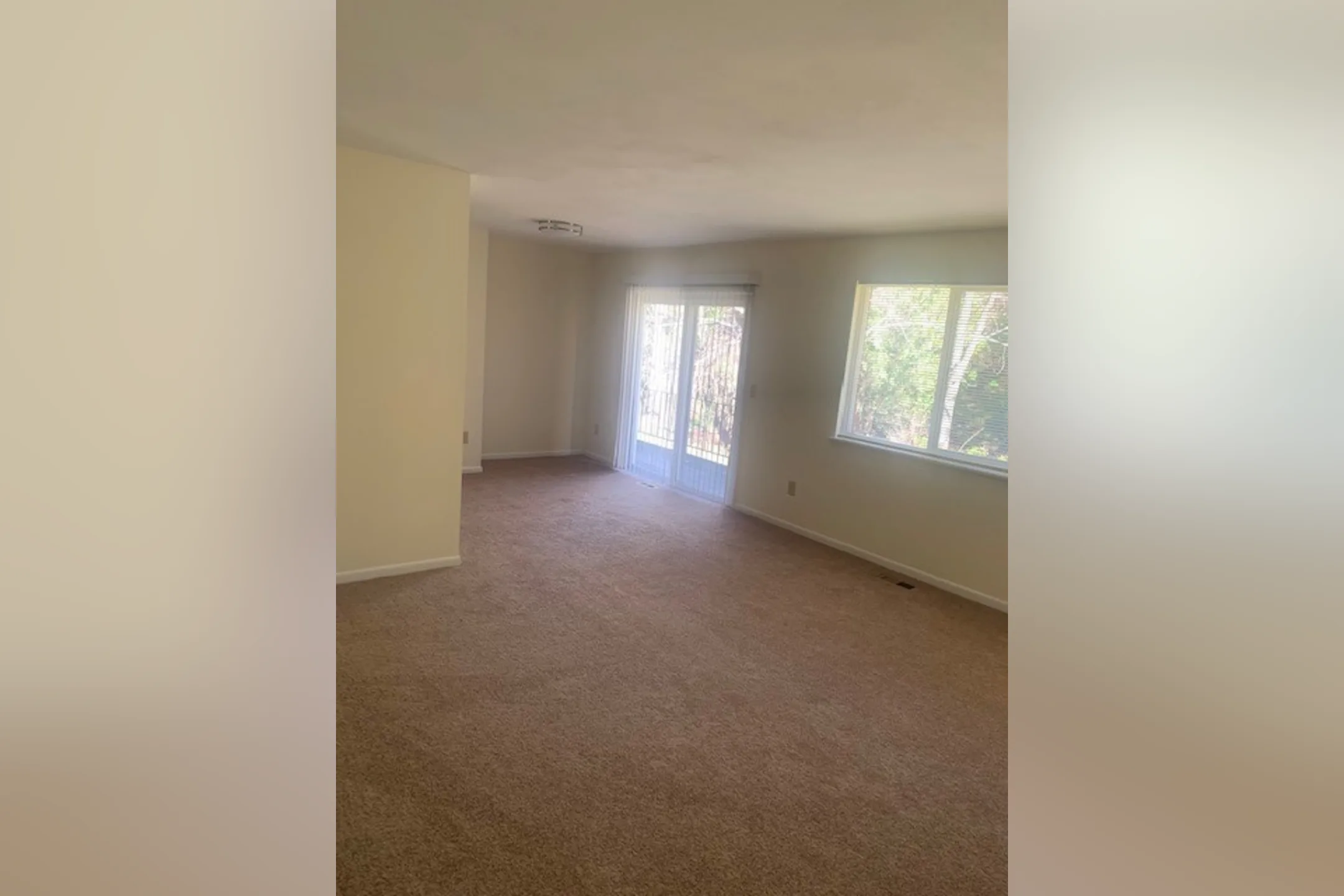 Living Room - Hidden Valley Apartments - Syracuse, NY