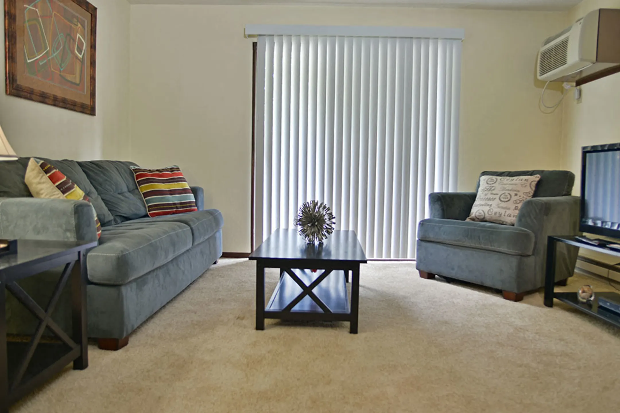 Living Room - Timberlane Apartments - Peoria, IL