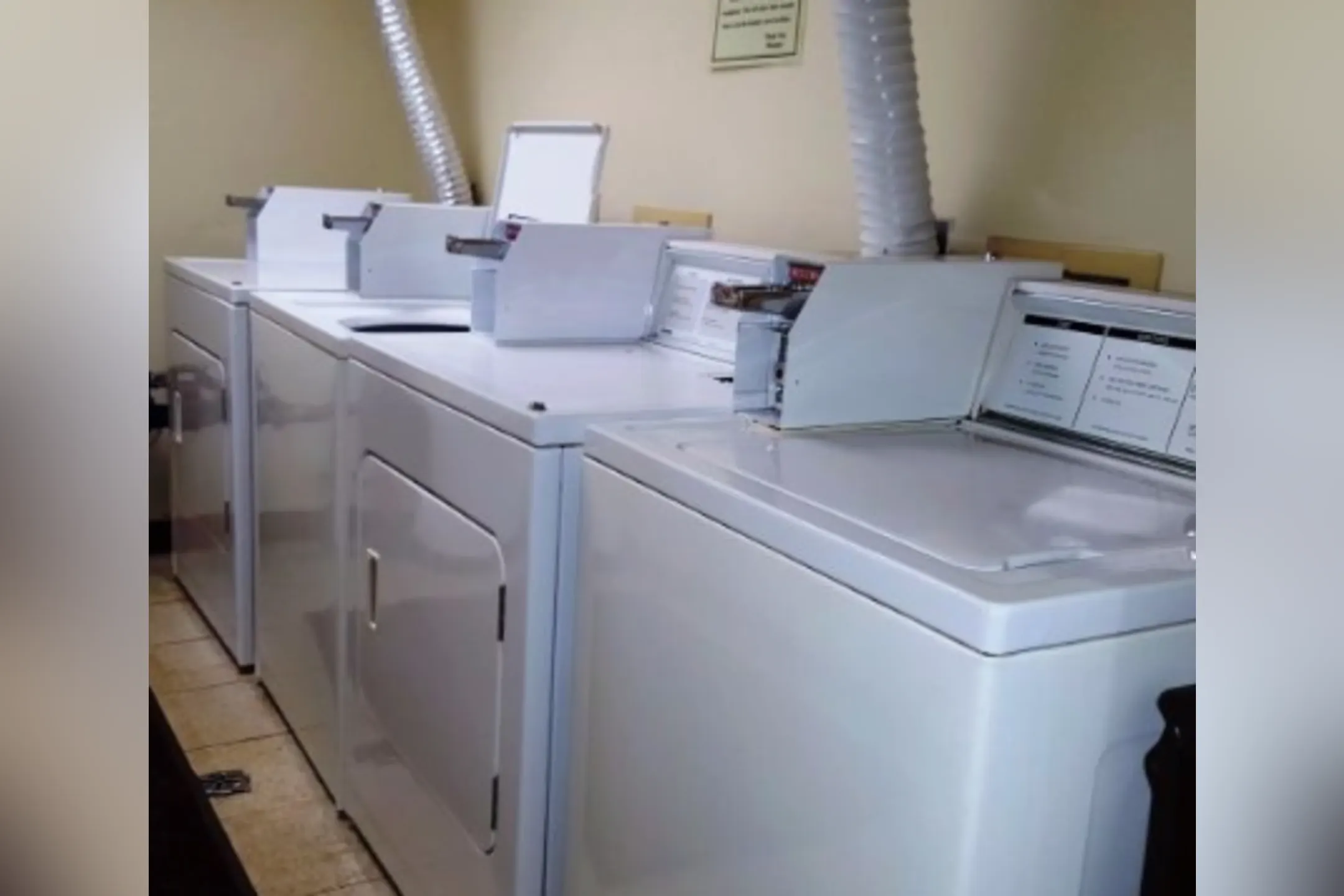 Williamsburg Suites & Garden Apartments Apartments North Canton, OH 44720