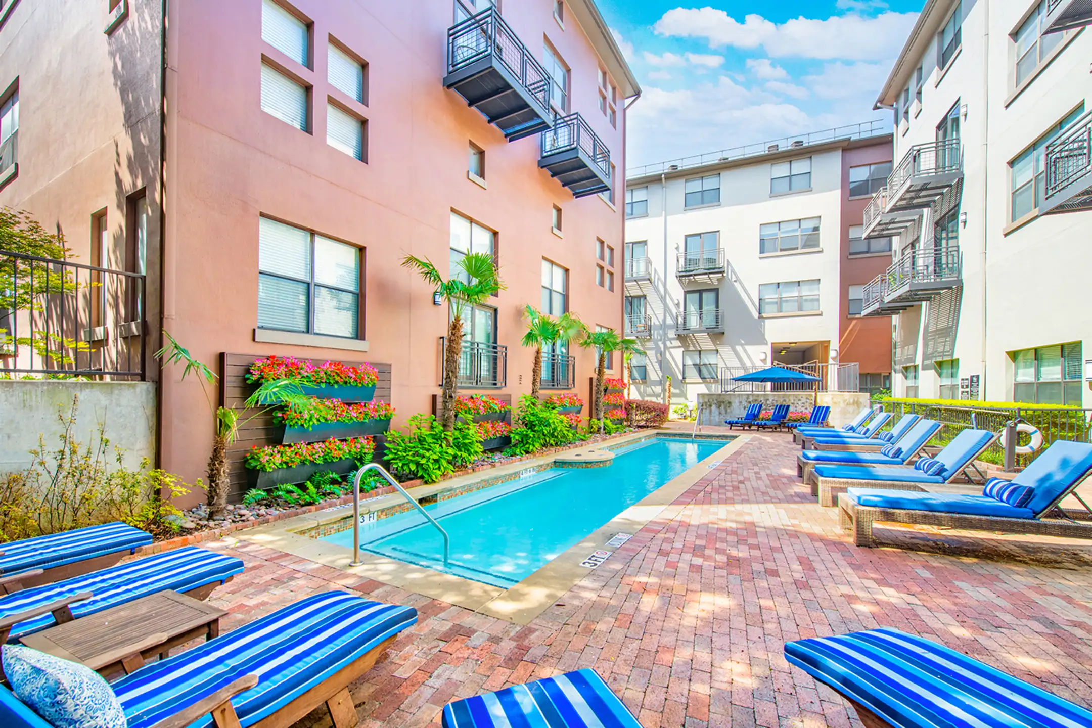 MAA Uptown Village Apartments Dallas, TX 75201