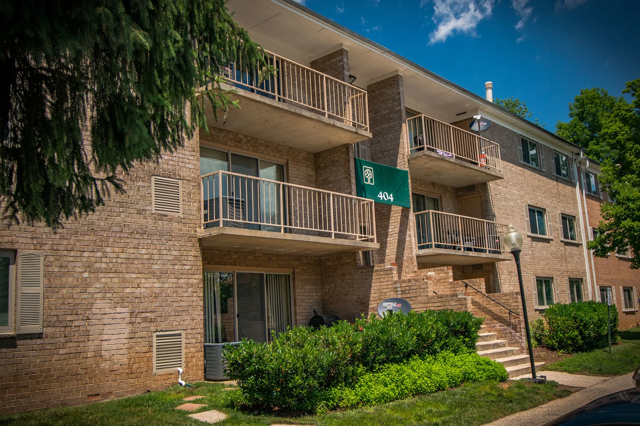 Spring Ridge Apartments 374 N. Summit Avenue Gaithersburg, MD