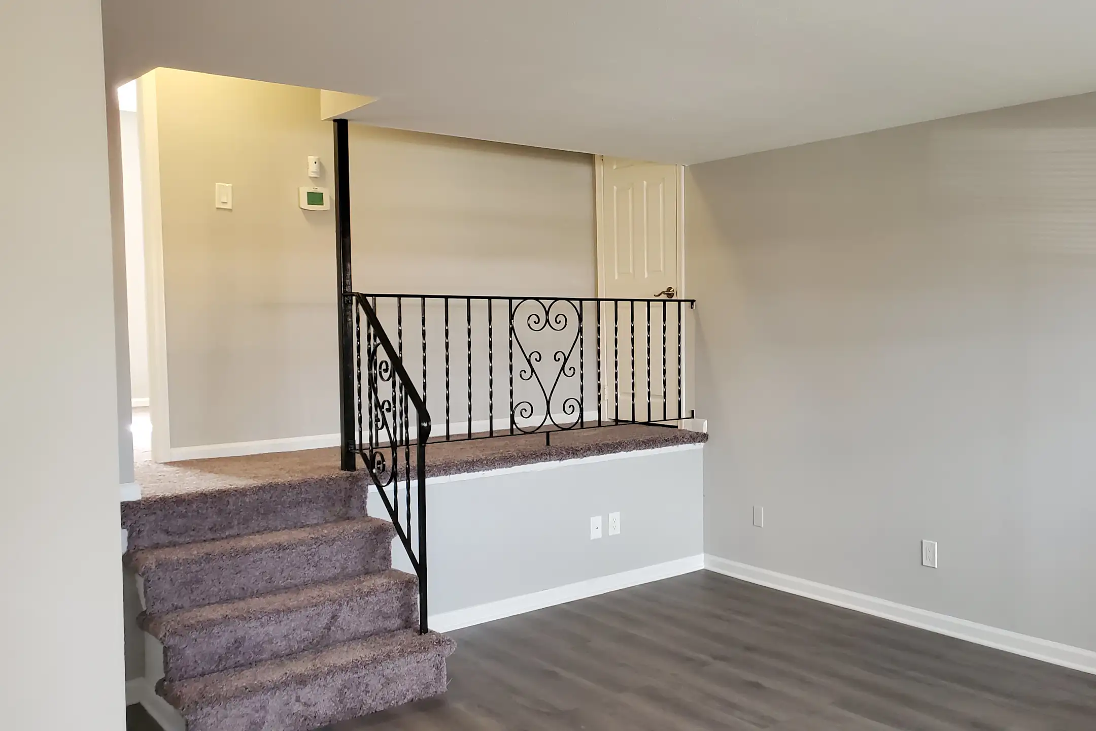 Living Room - Willow Pointe Apartments - Burlington, NJ