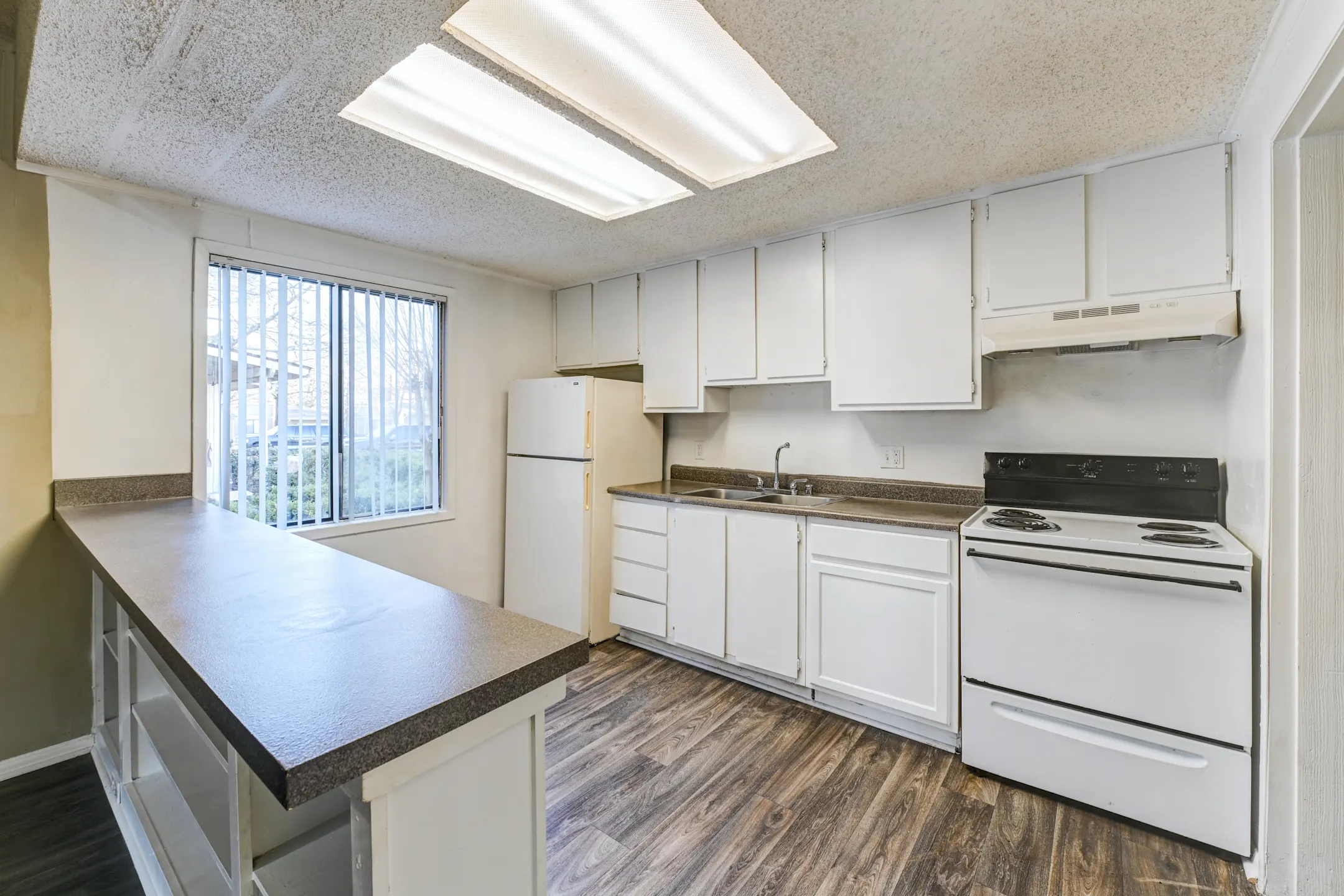 Kitchen - Redan Cove Apartments - Decatur, GA